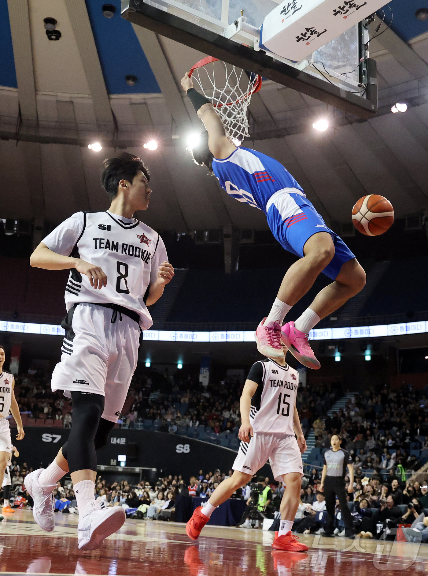 (서울=뉴스1) 김진환 기자 = 17일 오후 서울 송파구 잠실실내체육관에서 열린 2025-2026 LG전자 프로농구 올스타전 전야제 팀 아시아와 팀 루키의 경기, 팀 아시아 구탕이 …