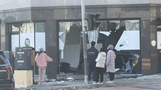 공주서 70대 몰던 승용차 인도·건물로 돌진…1명 중상·3명 경상