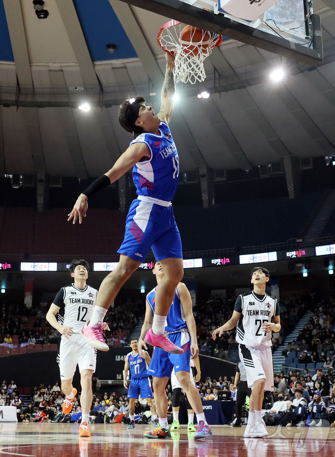 (서울=뉴스1) 김진환 기자 = 17일 오후 서울 송파구 잠실실내체육관에서 열린 2025-2026 LG전자 프로농구 올스타전 전야제 팀 아시아와 팀 루키의 경기, 팀 아시아 구탕이 …