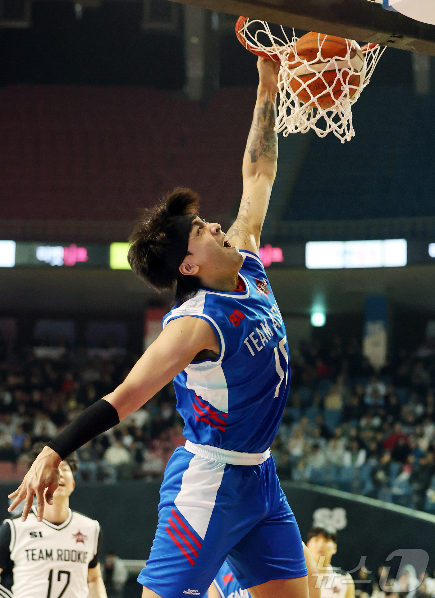 (서울=뉴스1) 김진환 기자 = 17일 오후 서울 송파구 잠실실내체육관에서 열린 2025-2026 LG전자 프로농구 올스타전 전야제 팀 아시아와 팀 루키의 경기, 팀 아시아 구탕이 …