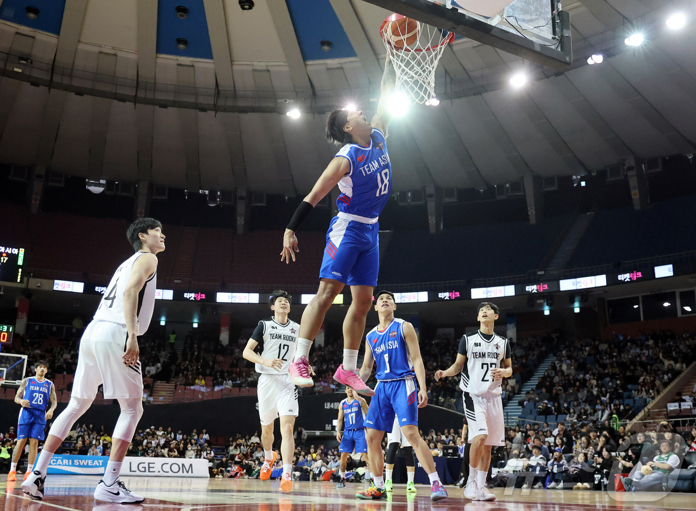 (서울=뉴스1) 김진환 기자 = 17일 오후 서울 송파구 잠실실내체육관에서 열린 2025-2026 LG전자 프로농구 올스타전 전야제 팀 아시아와 팀 루키의 경기, 팀 아시아 구탕이 …