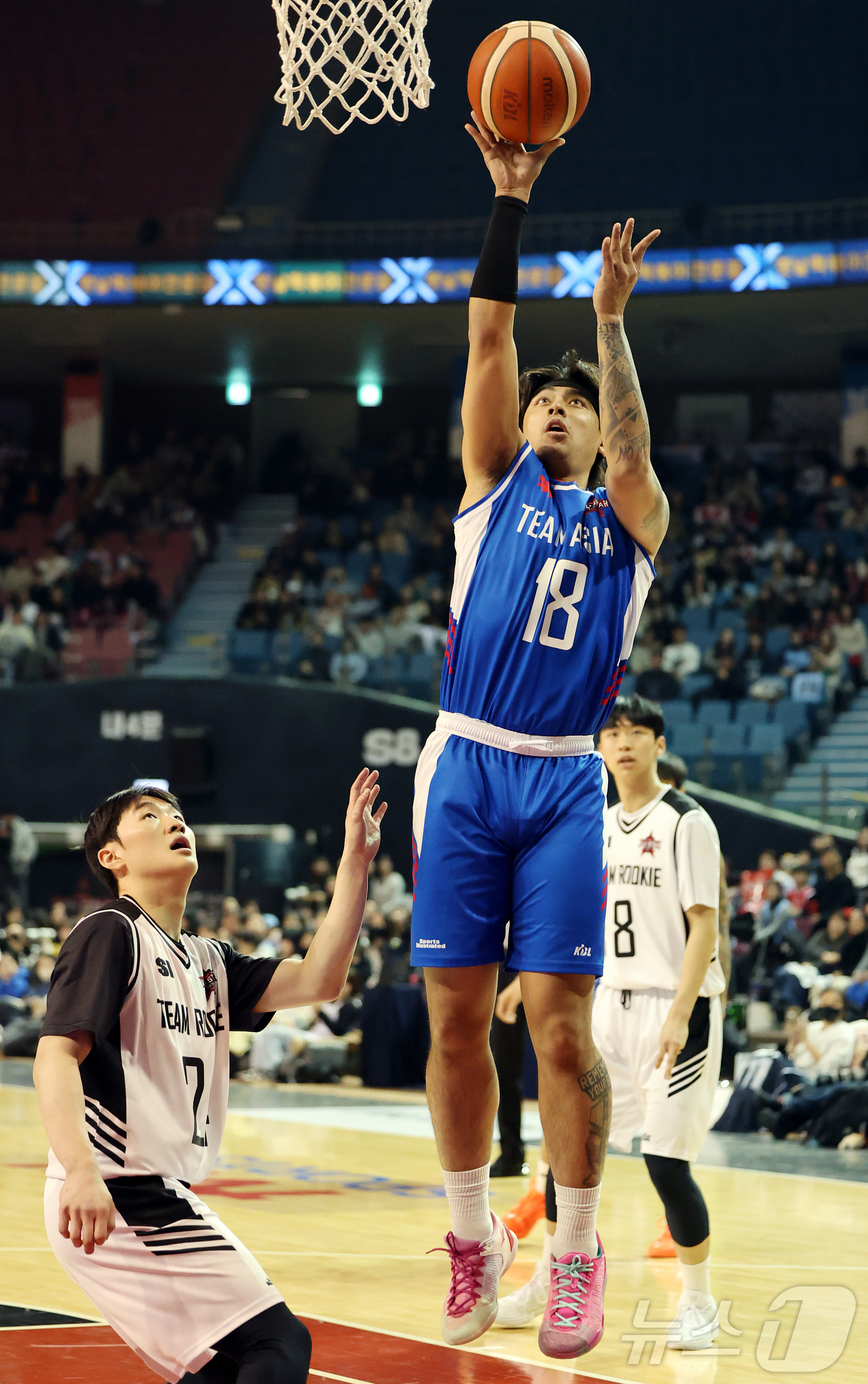 (서울=뉴스1) 김진환 기자 = 17일 오후 서울 송파구 잠실실내체육관에서 열린 2025-2026 LG전자 프로농구 올스타전 전야제 팀 아시아와 팀 루키의 경기, 팀 아시아 구탕이 …