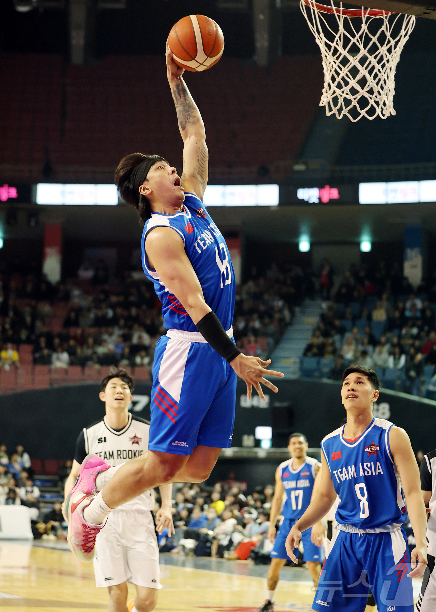 (서울=뉴스1) 김진환 기자 = 17일 오후 서울 송파구 잠실실내체육관에서 열린 2025-2026 LG전자 프로농구 올스타전 전야제 팀 아시아와 팀 루키의 경기, 팀 아시아 구탕이 …