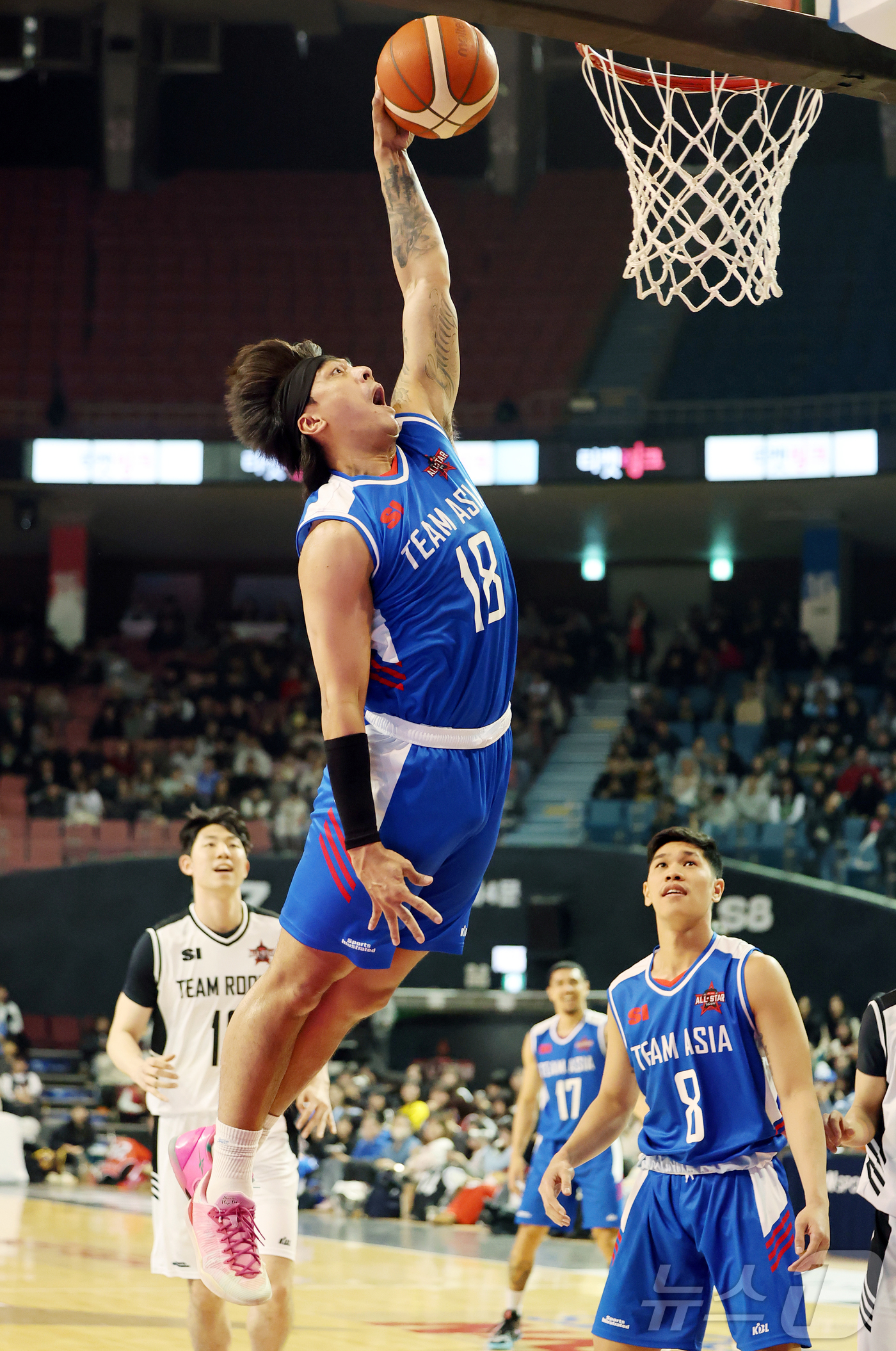 (서울=뉴스1) 김진환 기자 = 17일 오후 서울 송파구 잠실실내체육관에서 열린 2025-2026 LG전자 프로농구 올스타전 전야제 팀 아시아와 팀 루키의 경기, 팀 아시아 구탕이 …