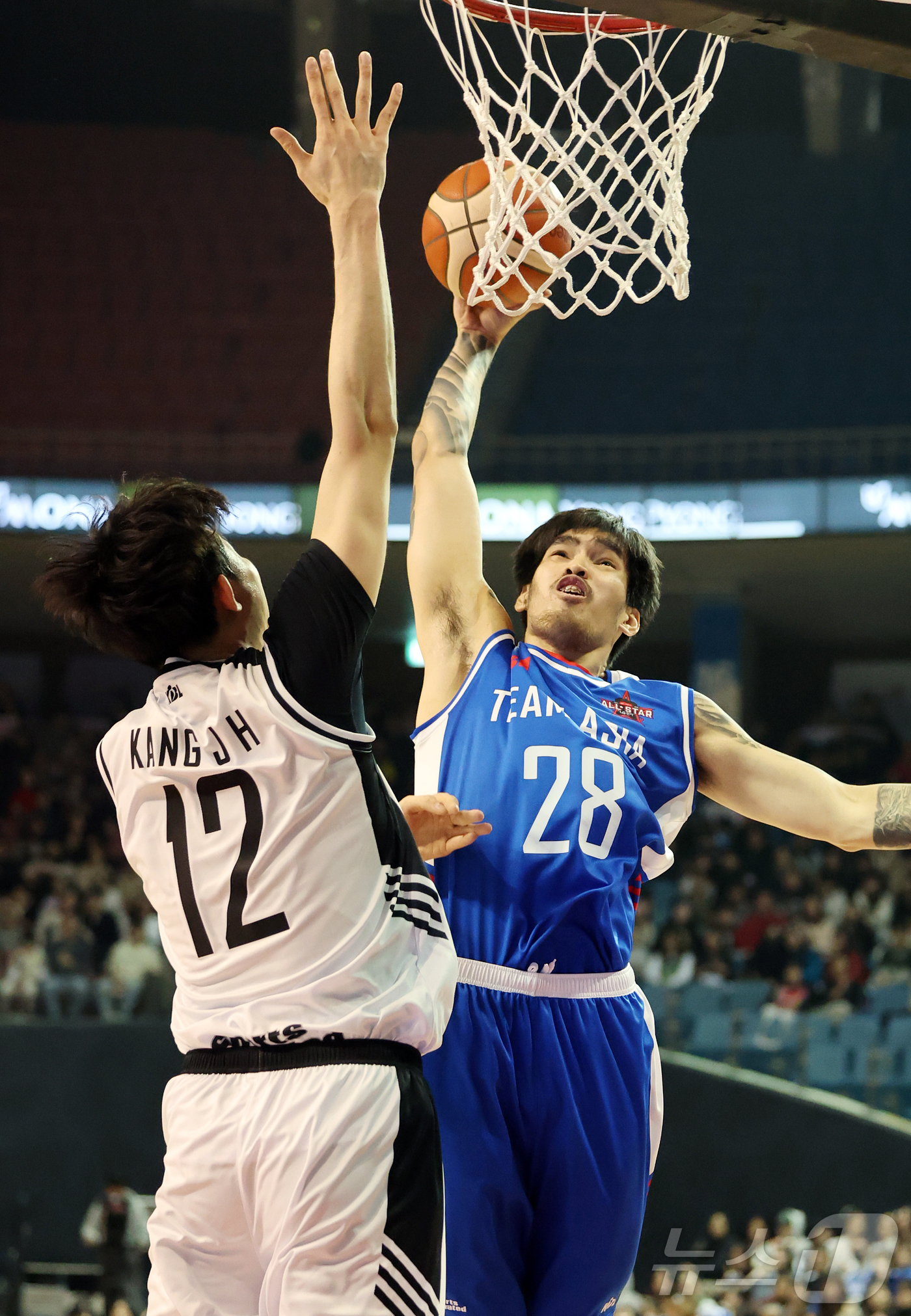 (서울=뉴스1) 김진환 기자 = 17일 오후 서울 송파구 잠실실내체육관에서 열린 2025-2026 LG전자 프로농구 올스타전 전야제 팀 아시아와 팀 루키의 경기, 팀 아시아 케빈 …