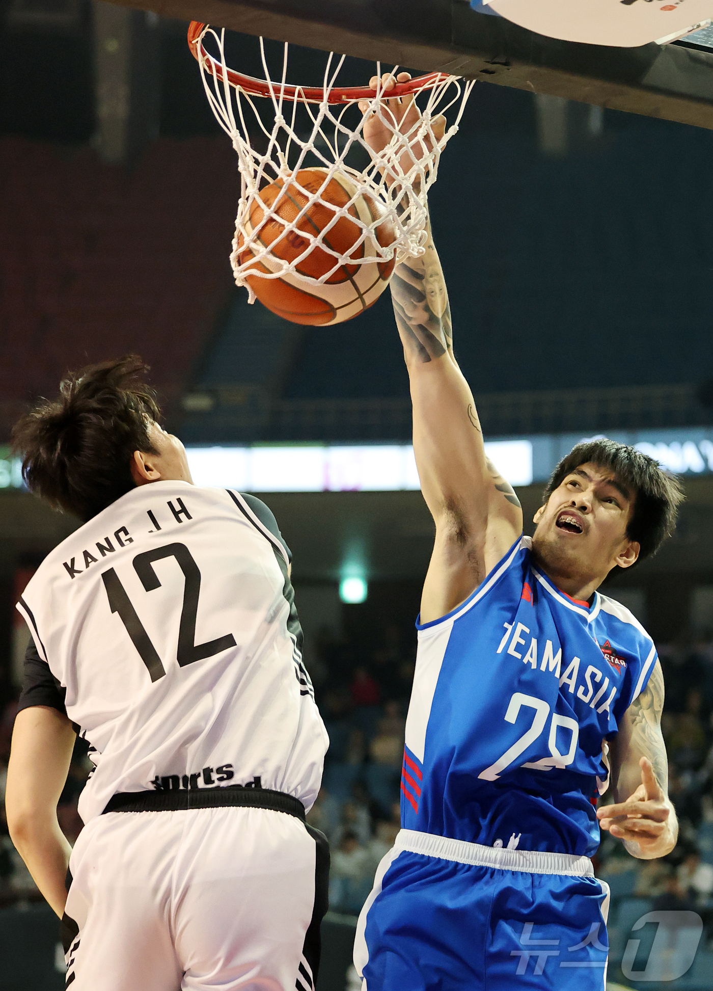 (서울=뉴스1) 김진환 기자 = 17일 오후 서울 송파구 잠실실내체육관에서 열린 2025-2026 LG전자 프로농구 올스타전 전야제 팀 아시아와 팀 루키의 경기, 팀 아시아 케빈 …