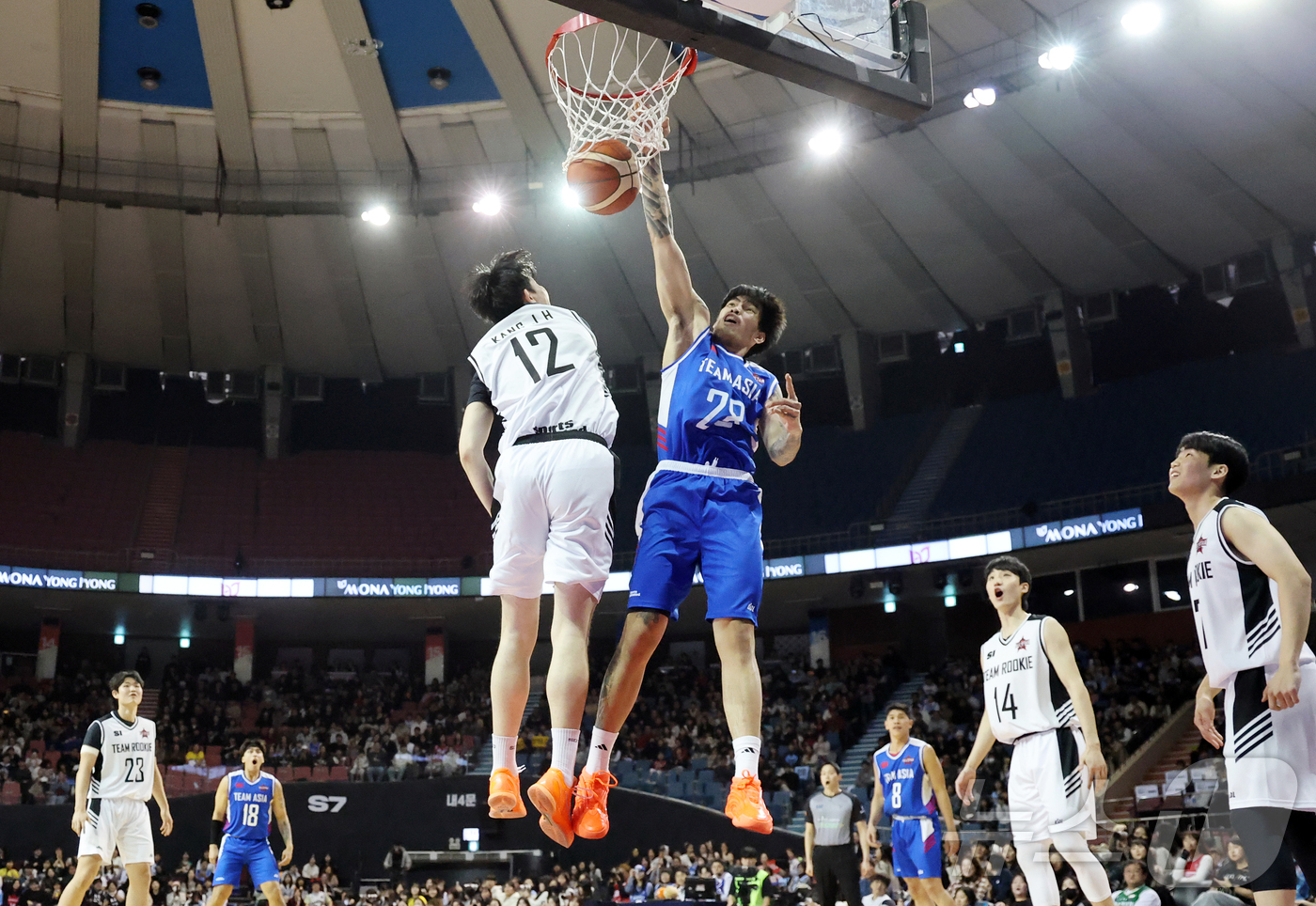 (서울=뉴스1) 김진환 기자 = 17일 오후 서울 송파구 잠실실내체육관에서 열린 2025-2026 LG전자 프로농구 올스타전 전야제 팀 아시아와 팀 루키의 경기, 팀 아시아 케빈 …