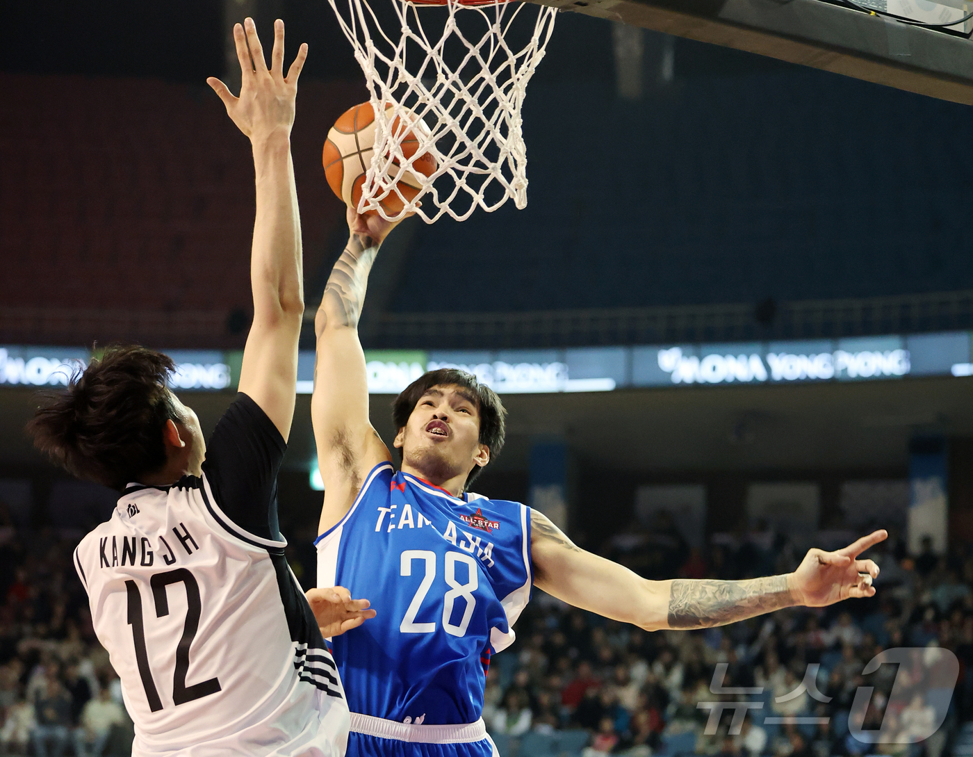 (서울=뉴스1) 김진환 기자 = 17일 오후 서울 송파구 잠실실내체육관에서 열린 2025-2026 LG전자 프로농구 올스타전 전야제 팀 아시아와 팀 루키의 경기, 팀 아시아 케빈 …