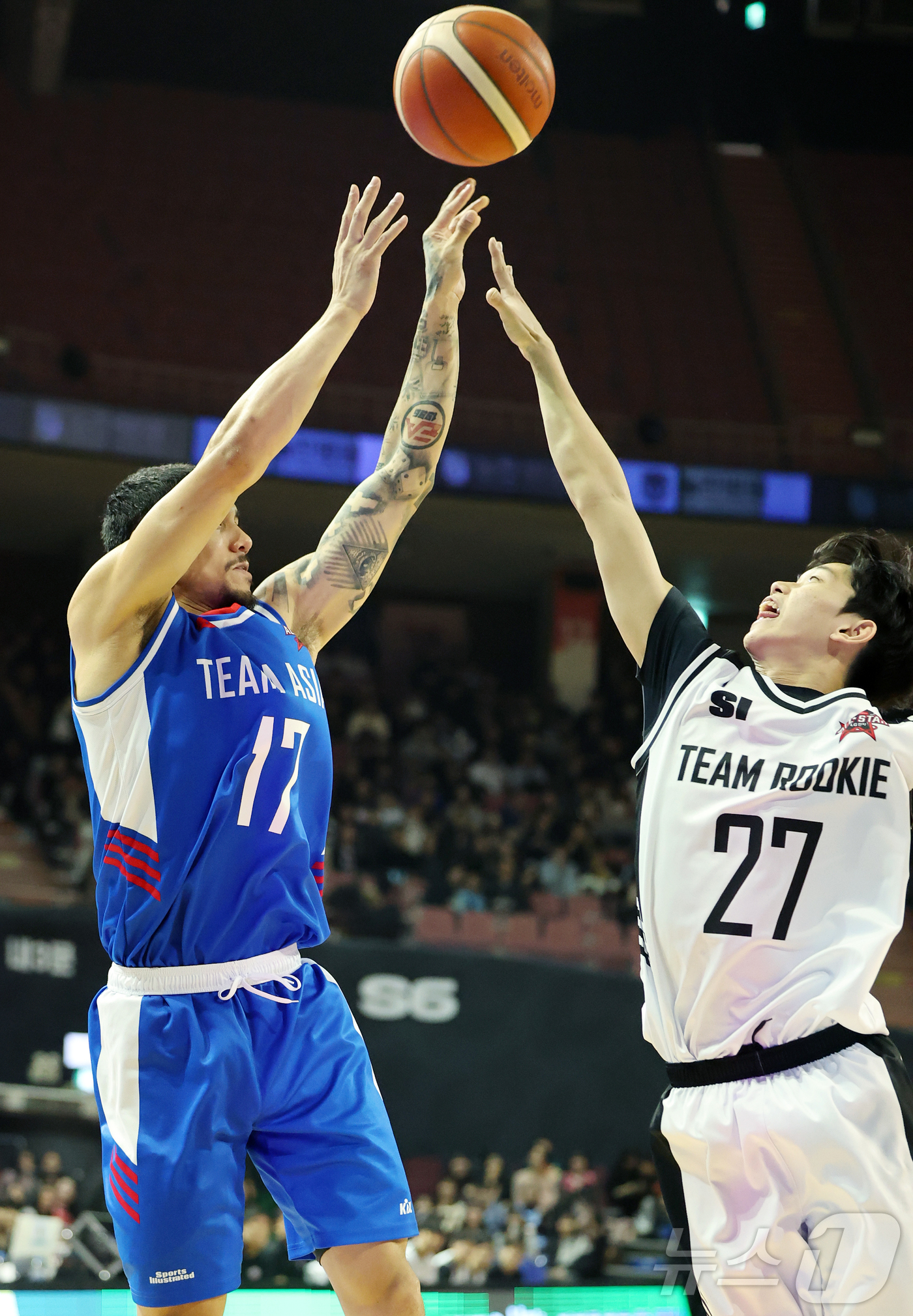 (서울=뉴스1) 김진환 기자 = 17일 오후 서울 송파구 잠실실내체육관에서 열린 2025-2026 LG전자 프로농구 올스타전 전야제 팀 아시아와 팀 루키의 경기, 팀 아시아 이선 …