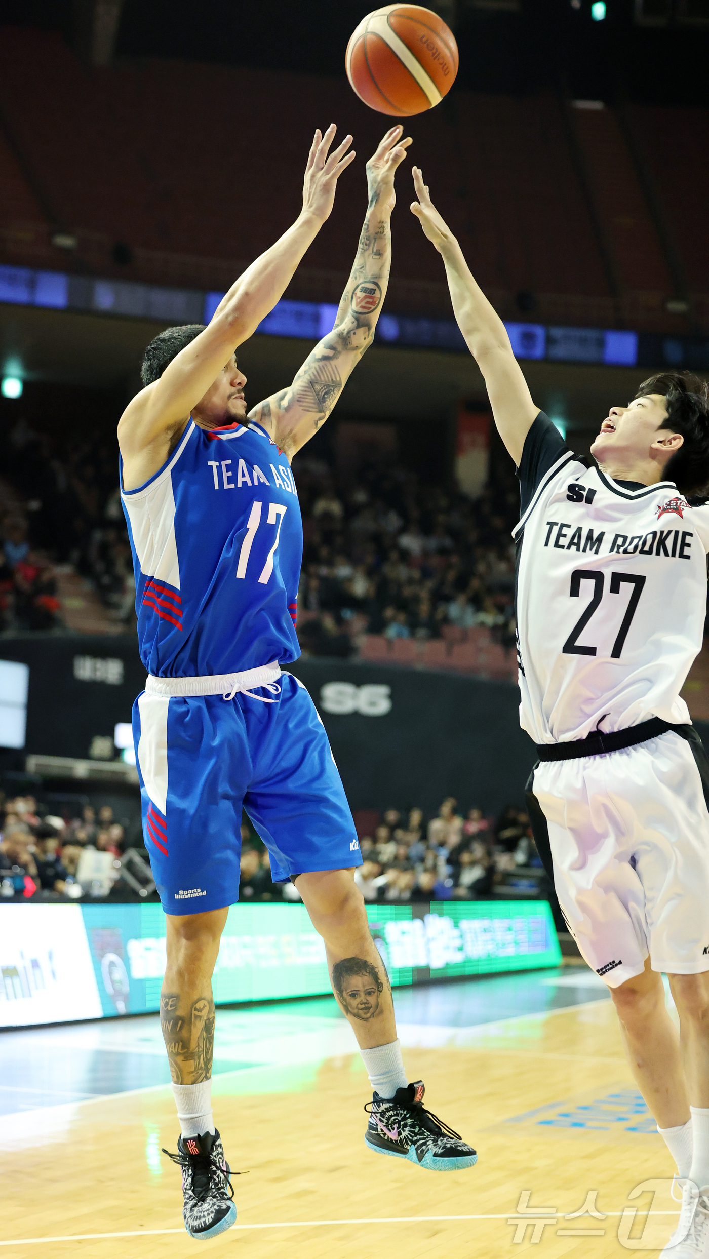 (서울=뉴스1) 김진환 기자 = 17일 오후 서울 송파구 잠실실내체육관에서 열린 2025-2026 LG전자 프로농구 올스타전 전야제 팀 아시아와 팀 루키의 경기, 팀 아시아 이선 …