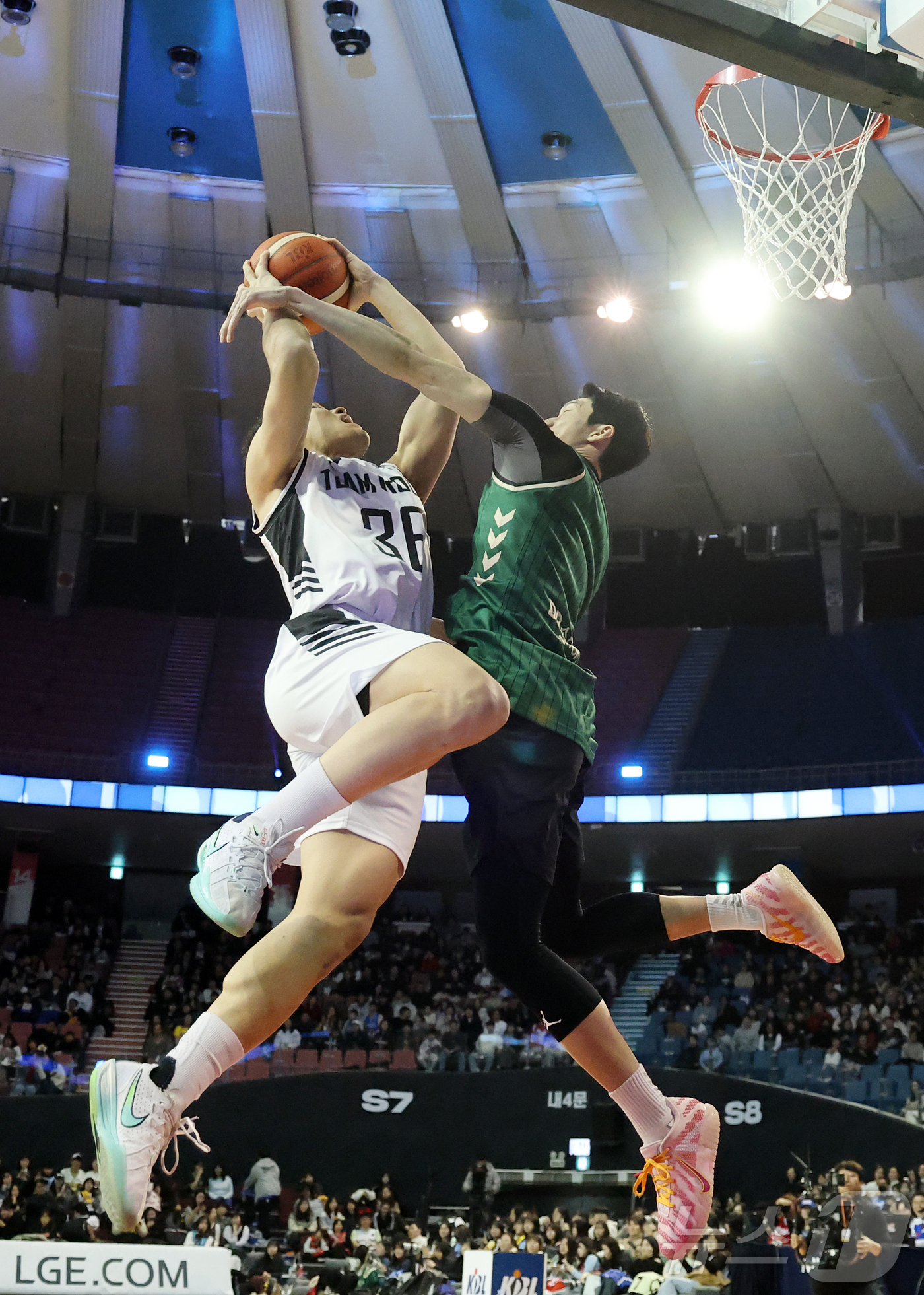(서울=뉴스1) 김진환 기자 = 17일 오후 서울 송파구 잠실실내체육관에서 열린 2025-2026 LG전자 프로농구 올스타전 전야제 1v1 대결에서 서울 SK 에디 다니엘이 원주 …