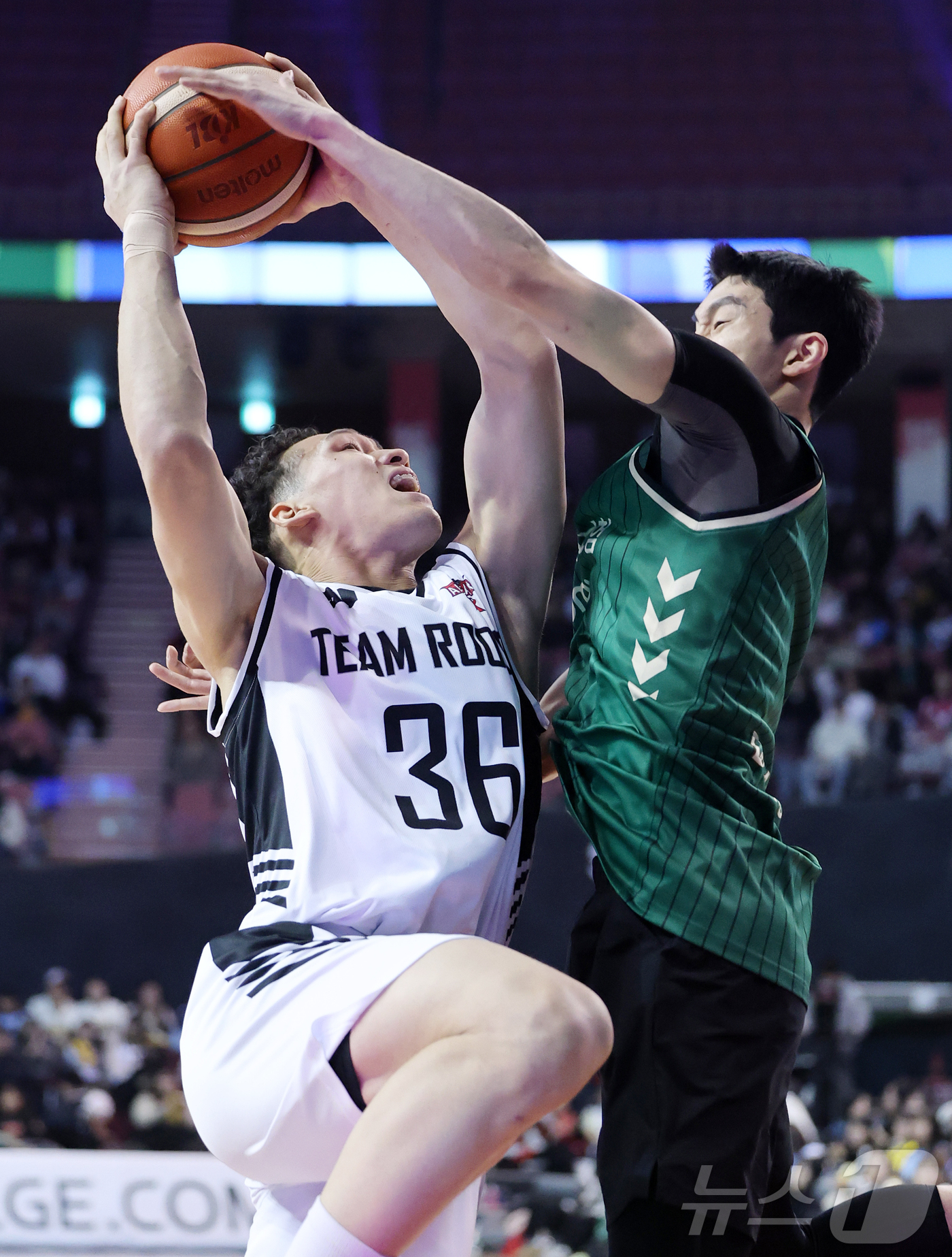 (서울=뉴스1) 김진환 기자 = 17일 오후 서울 송파구 잠실실내체육관에서 열린 2025-2026 LG전자 프로농구 올스타전 전야제 1v1 대결에서 서울 SK 에디 다니엘이 원주 …