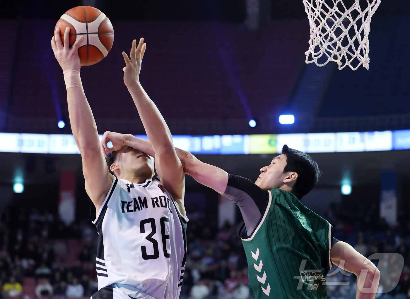 (서울=뉴스1) 김진환 기자 = 17일 오후 서울 송파구 잠실실내체육관에서 열린 2025-2026 LG전자 프로농구 올스타전 전야제 1v1 대결에서 서울 SK 에디 다니엘이 원주 …