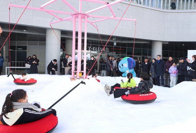 경기도담뜰에 눈밭 놀이터 개장…김동연 “아이들 위한 겨울왕국”