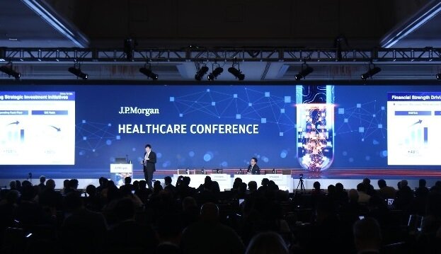 본문 이미지 - 존 림 삼성바이오로직스 대표가 13일(현지시간) 미국 캘리포니아주 샌프란시스코에서 열린 JP모건 헬스케어 콘퍼런스에서 기업 발표를 진행하고 있다. (삼성바이오로직스 제공)