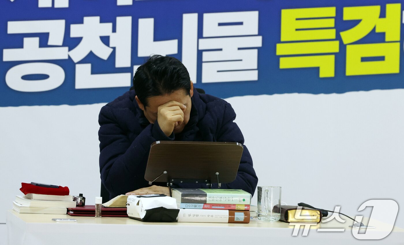 본문 이미지 - 더불어민주당의 통일교 및 공천뇌물 특검 수용을 촉구하며 3일째 단식을 이어가고 있는 장동혁 국민의힘 대표가 17일 오후 서울 여의도 국회 로텐더홀에서 생각에 잠겨 있다. 2026.1.17/뉴스1 ⓒ News1 황기선 기자