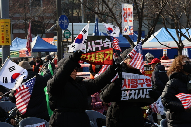 '尹 징역 5년 선고' 첫 주말 도심 집회…"사형" vs "정치 도살장"
