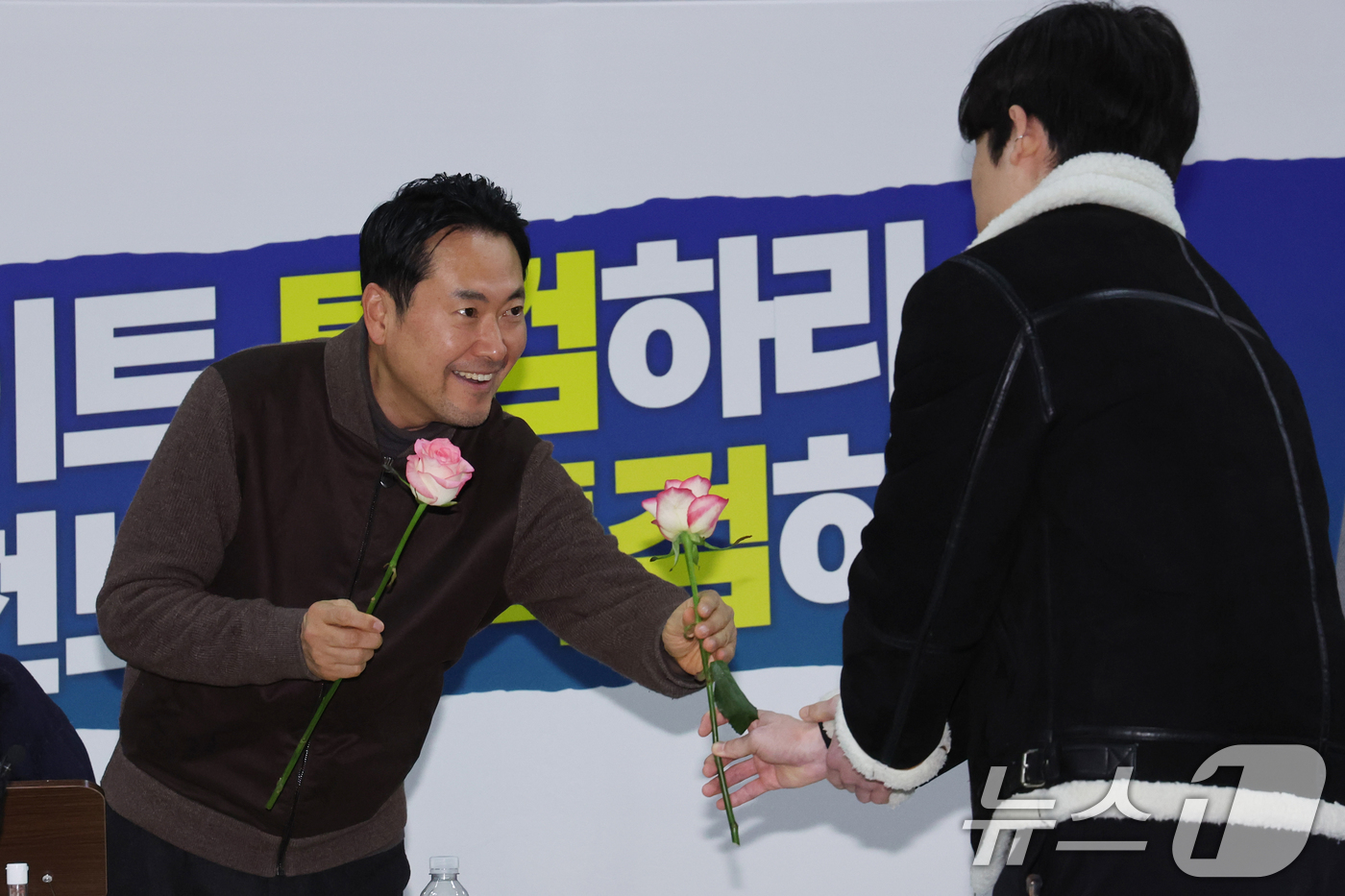 (서울=뉴스1) 황기선 기자 = 더불어민주당의 통일교 및 공천뇌물 특검 수용을 촉구하며 3일째 단식을 이어가고 있는 장동혁 국민의힘 대표가 17일 오후 서울 여의도 국회 로텐더홀에 …