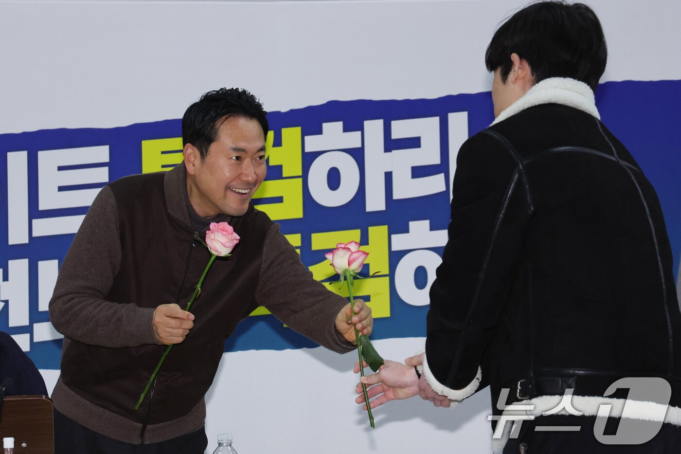 본문 이미지 - 더불어민주당의 통일교 및 공천뇌물 특검 수용을 촉구하며 3일째 단식을 이어가고 있는 장동혁 국민의힘 대표가 17일 오후 서울 여의도 국회 로텐더홀에서 2030 청년 당원들의 응원을 받고 있다. 2026.1.17/뉴스1 ⓒ News1 황기선 기자