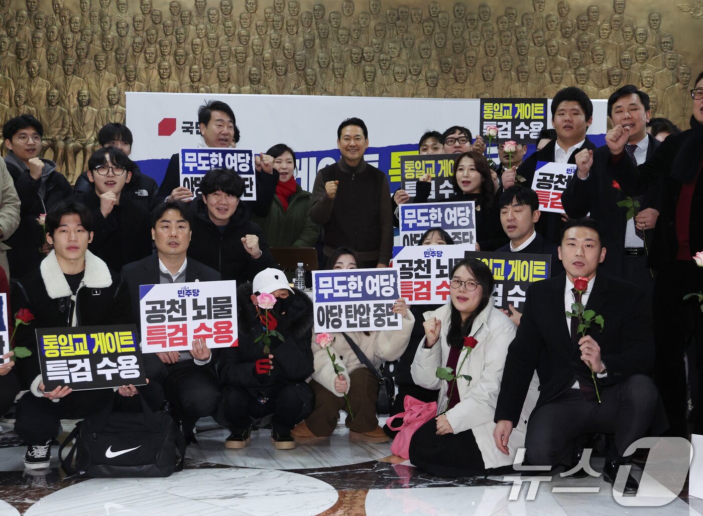 본문 이미지 - 더불어민주당의 통일교 및 공천뇌물 특검 수용을 촉구하며 3일째 단식을 이어가고 있는 장동혁 국민의힘 대표가 17일 오후 서울 여의도 국회 로텐더홀에서 2030 청년 당원들의 응원을 받고 있다. 2026.1.17/뉴스1 ⓒ News1 황기선 기자