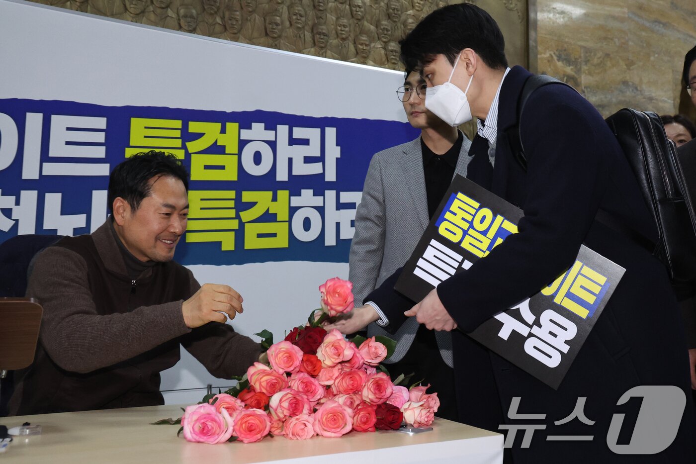 본문 이미지 - 더불어민주당의 통일교 및 공천뇌물 특검 수용을 촉구하며 3일째 단식을 이어가고 있는 장동혁 국민의힘 대표가 17일 오후 서울 여의도 국회 로텐더홀에서 2030 청년 당원들의 응원을 받고 있다. 2026.1.17/뉴스1 ⓒ News1 황기선 기자