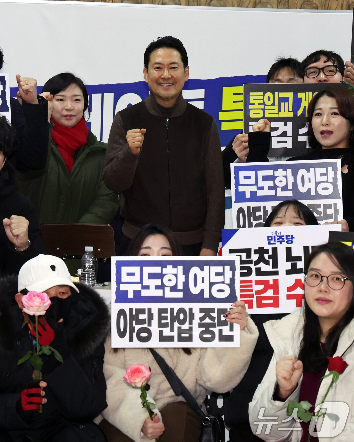 본문 이미지 - 더불어민주당의 통일교 및 공천뇌물 특검 수용을 촉구하며 3일째 단식을 이어가고 있는 장동혁 국민의힘 대표가 17일 오후 서울 여의도 국회 로텐더홀에서 2030 청년 당원들의 응원을 받고 있다. 2026.1.17/뉴스1 ⓒ News1 황기선 기자