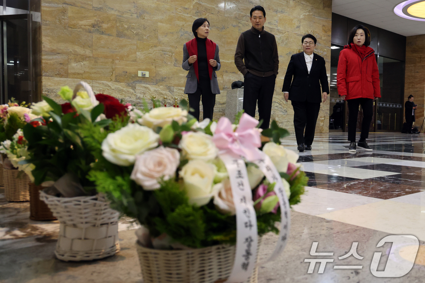 (서울=뉴스1) 황기선 기자 = 더불어민주당의 통일교 및 공천뇌물 특검 수용을 촉구하며 3일째 단식을 이어가고 있는 장동혁 국민의힘 대표가 17일 오후 서울 여의도 국회 로텐더홀에 …