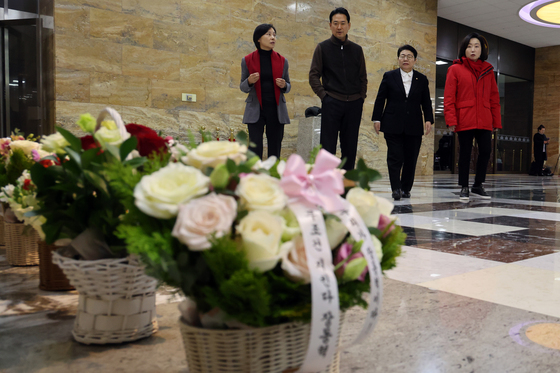 단식 응원 꽃다발 바라보는 장동혁 대표