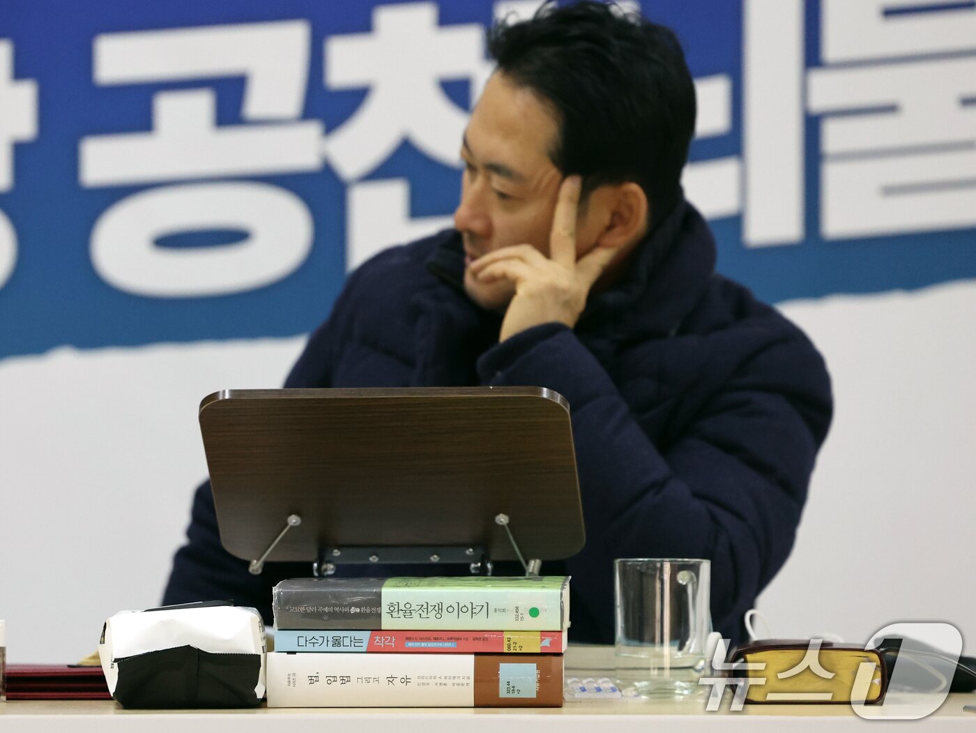 본문 이미지 - 17일 오후 서울 여의도 국회 로텐더홀에서 더불어민주당의 통일교 및 공천뇌물 특검 수용을 촉구하며 3일째 단식을 이어가고 있는 장동혁 국민의힘 대표 책상에 책들이 놓여져 있다. 2026.1.17/뉴스1 ⓒ News1 황기선 기자