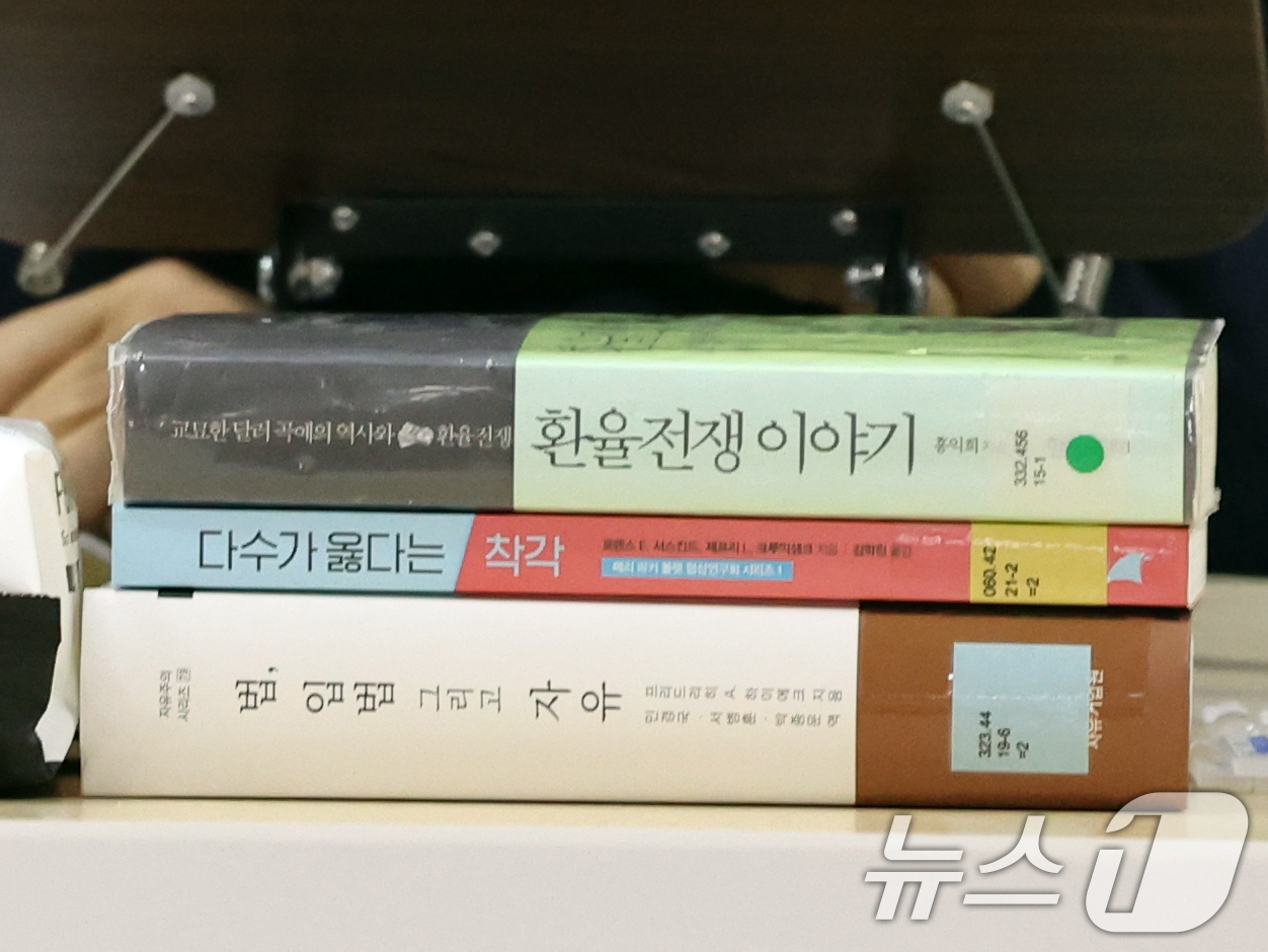 (서울=뉴스1) 황기선 기자 = 17일 오후 서울 여의도 국회 로텐더홀에서 더불어민주당의 통일교 및 공천뇌물 특검 수용을 촉구하며 3일째 단식을 이어가고 있는 장동혁 국민의힘 대표 …