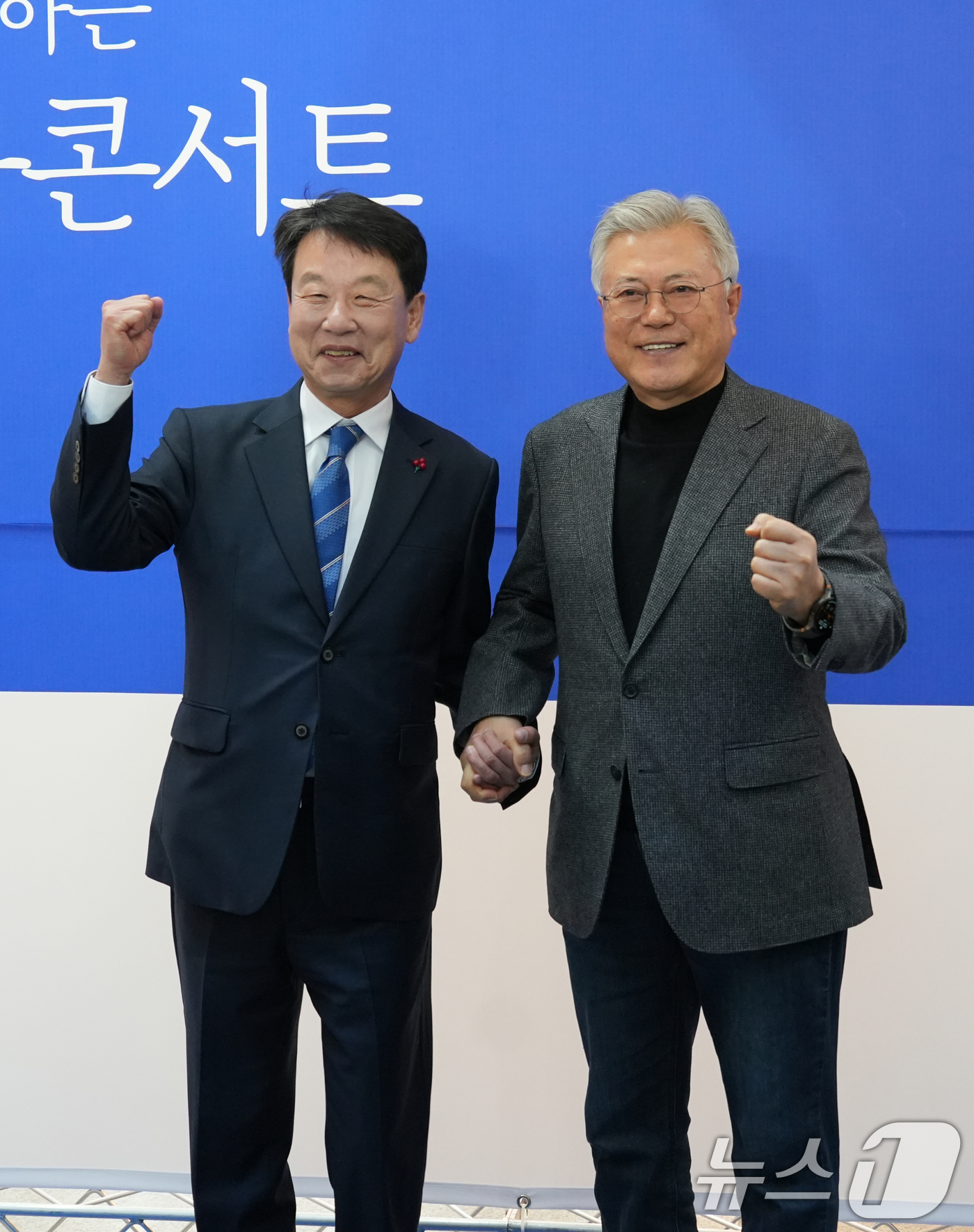 (대전=뉴스1) 김기태 기자 = 문재인 전 대통령이 17일 대전 서구 배재대에서 열린 김한수 전 배재대 부총장 출판기념회에 참석해 김 전 부총장과 포즈를 취하고 있다.  2026. …