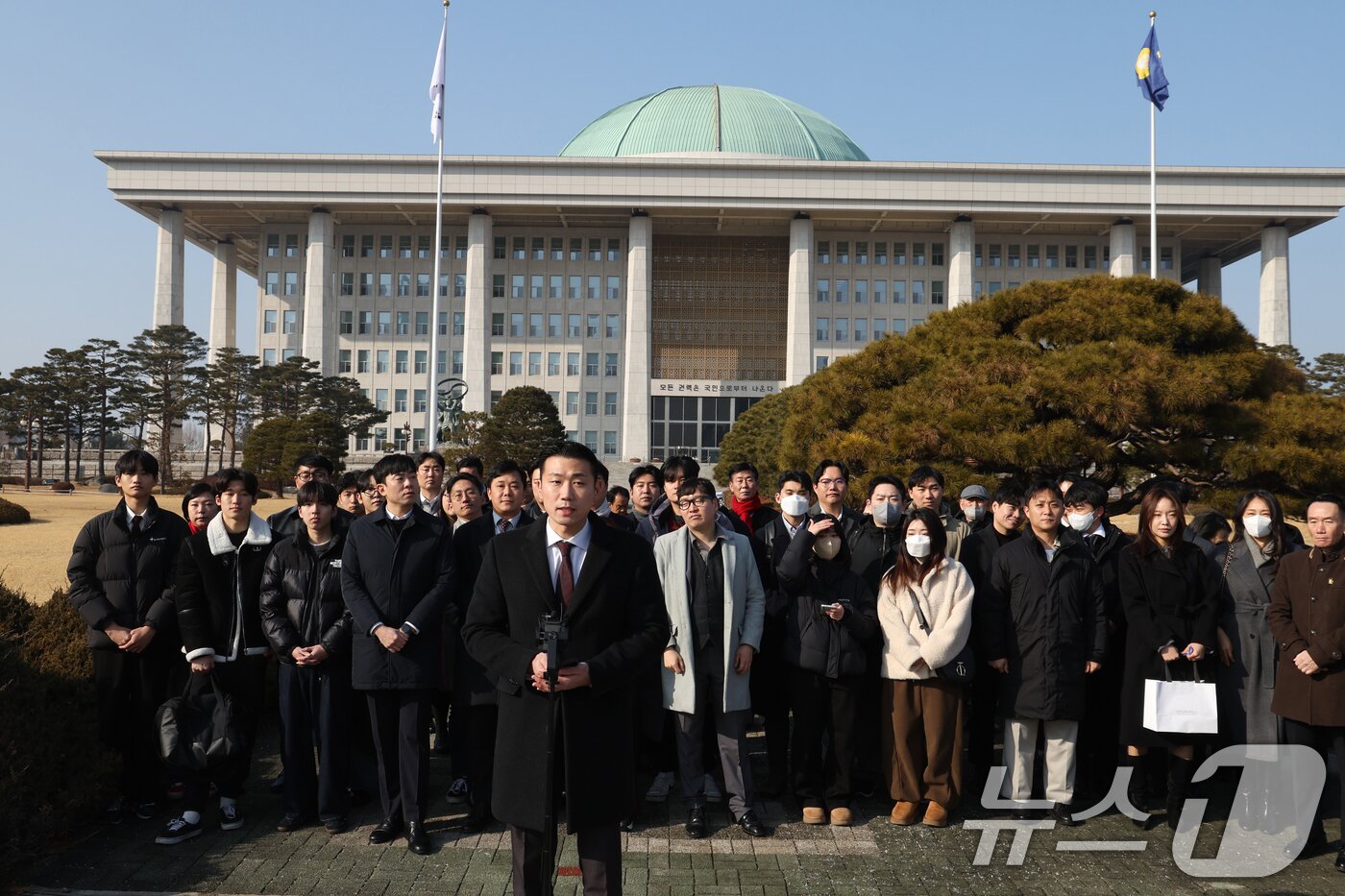 본문 이미지 - 국민의힘 2030 청년 당원들의 17일 서울 여의도 국회에서 더불어민주당의 통일교 및 공천뇌물 특검 수용을 촉구하며 3일째 단식을 이어가고 있는 장동혁 국민의힘 대표 지지선언을 하고 있다. 2026.1.17/뉴스1 ⓒ News1 황기선 기자