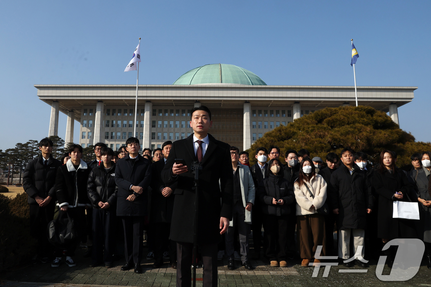 (서울=뉴스1) 황기선 기자 = 국민의힘 2030 청년 당원들의 17일 서울 여의도 국회에서 더불어민주당의 통일교 및 공천뇌물 특검 수용을 촉구하며 3일째 단식을 이어가고 있는 장 …