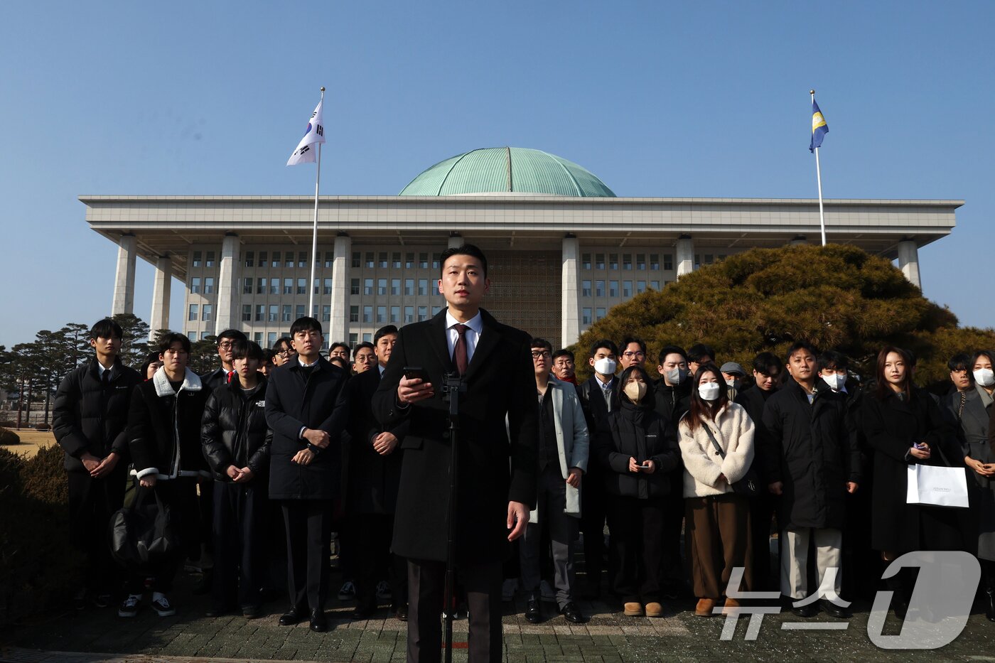 본문 이미지 - 국민의힘 2030 청년 당원들의 17일 서울 여의도 국회에서 더불어민주당의 통일교 및 공천뇌물 특검 수용을 촉구하며 3일째 단식을 이어가고 있는 장동혁 국민의힘 대표 지지선언을 하고 있다. 2026.1.17/뉴스1 ⓒ News1 황기선 기자
