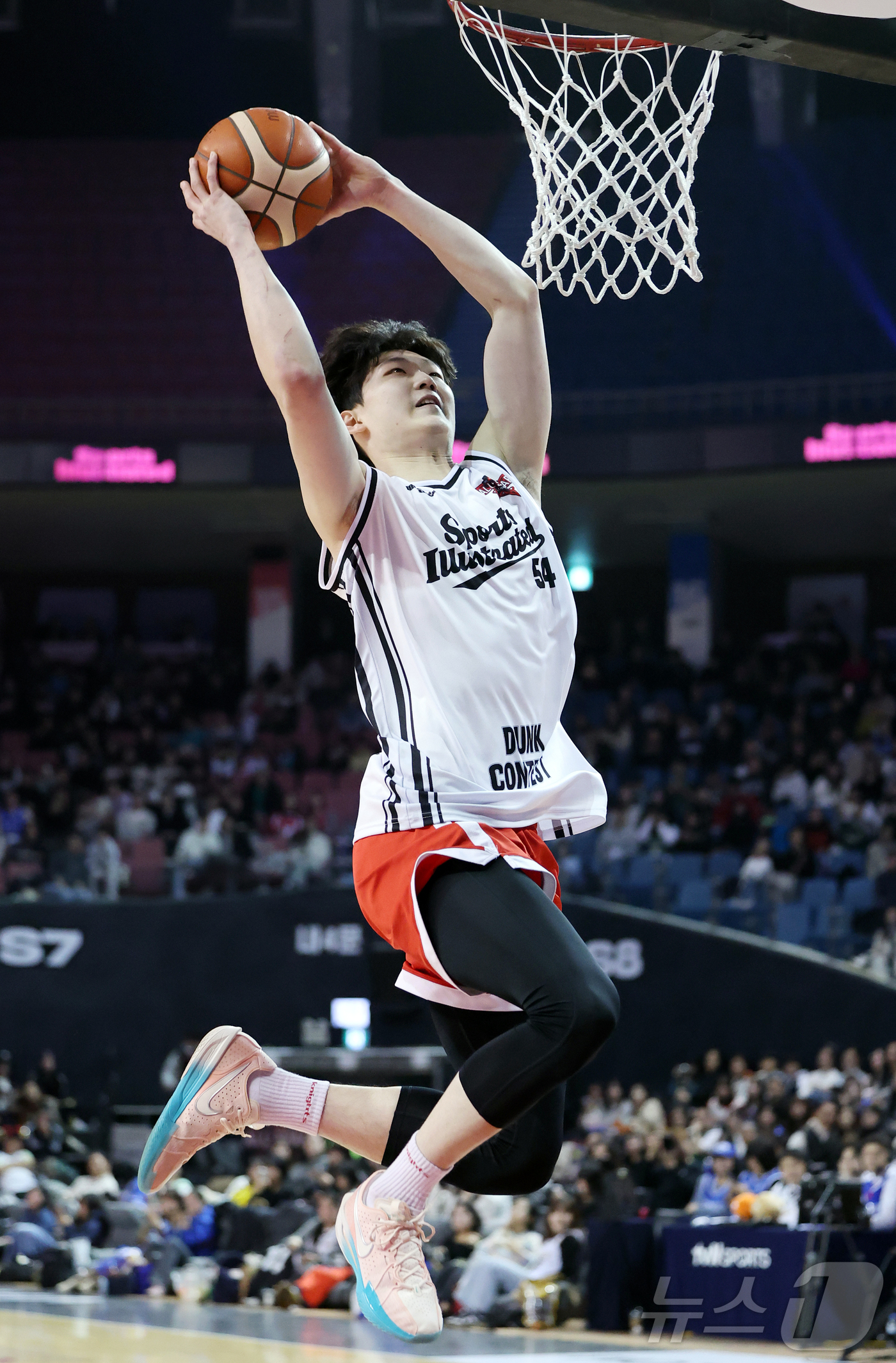 (서울=뉴스1) 김진환 기자 = 17일 오후 서울 송파구 잠실실내체육관에서 열린 2025-2026 LG전자 프로농구 올스타전 전야제 덩크 콘테스트에서 서울 SK 김명진이 호쾌한 덩 …
