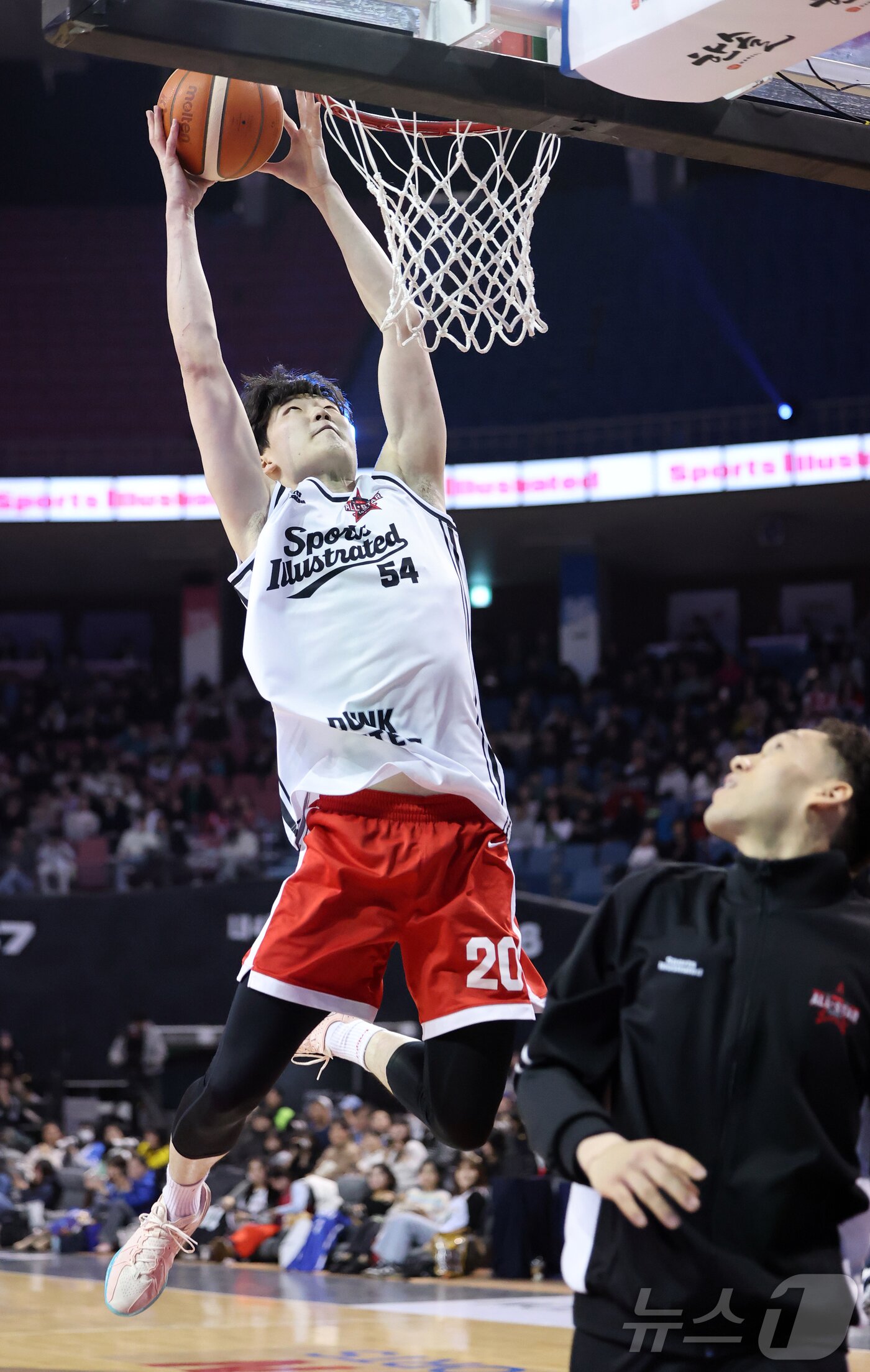 본문 이미지 - 17일 오후 서울 송파구 잠실실내체육관에서 열린 2025-2026 LG전자 프로농구 올스타전 전야제 덩크 콘테스트에서 서울 SK 김명진이 호쾌한 덩크슛을 하고 있다. 2026.1.17/뉴스1 ⓒ News1 김진환 기자