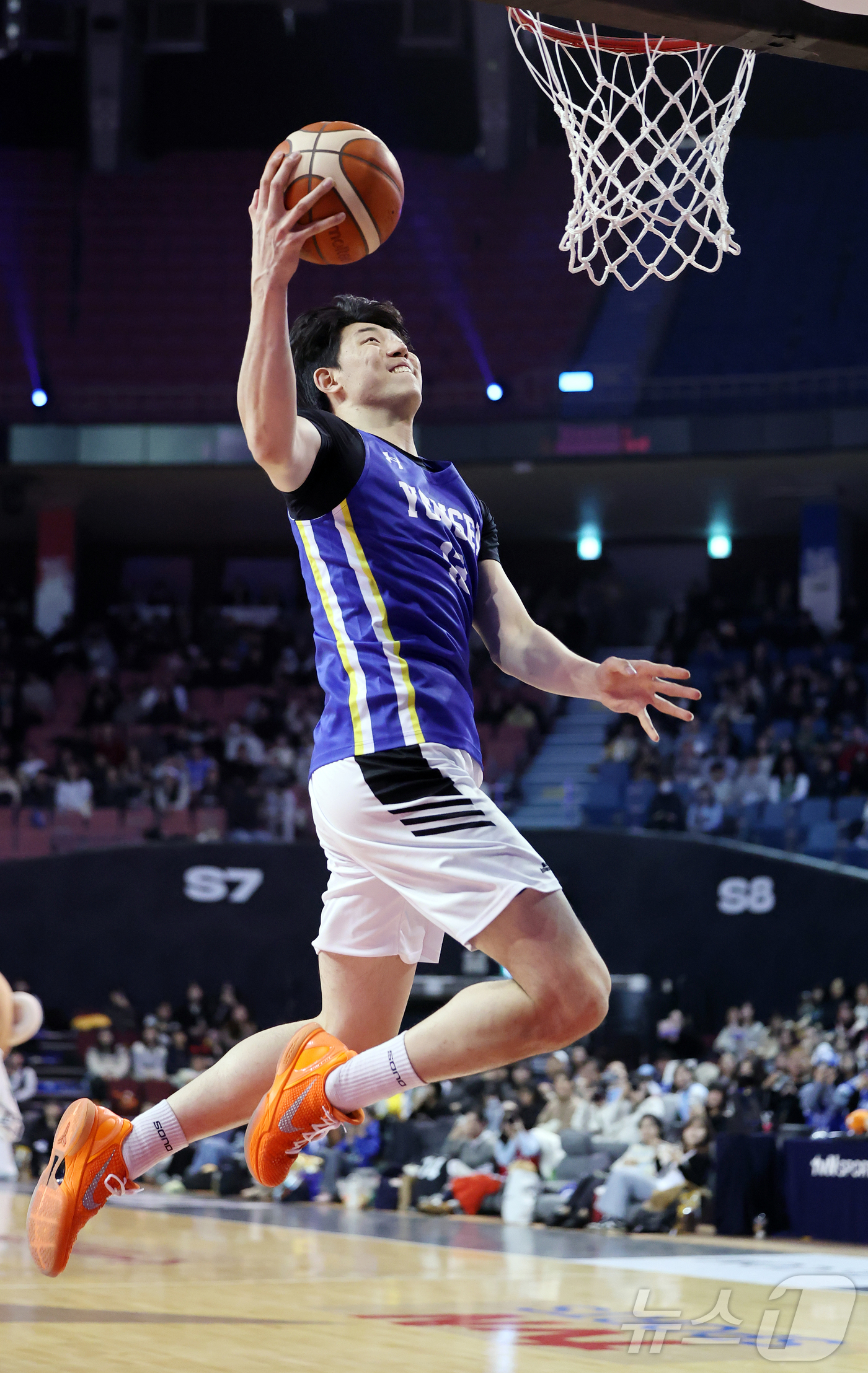 (서울=뉴스1) 김진환 기자 = 17일 오후 서울 송파구 잠실실내체육관에서 열린 2025-2026 LG전자 프로농구 올스타전 전야제 덩크 콘테스트에서 고양 소노 강지훈이 호쾌한 덩 …
