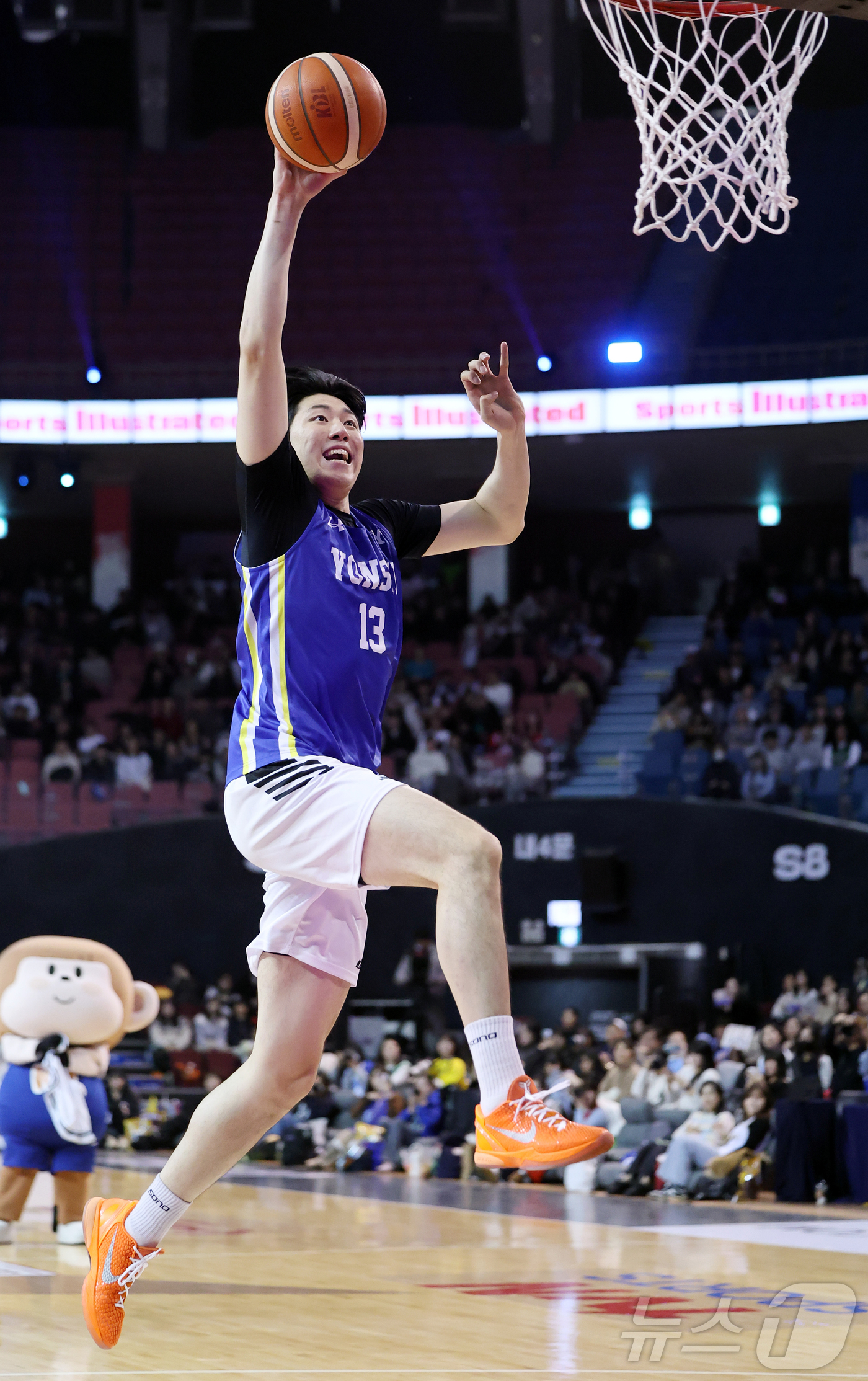 (서울=뉴스1) 김진환 기자 = 17일 오후 서울 송파구 잠실실내체육관에서 열린 2025-2026 LG전자 프로농구 올스타전 전야제 덩크 콘테스트에서 고양 소노 강지훈이 호쾌한 덩 …