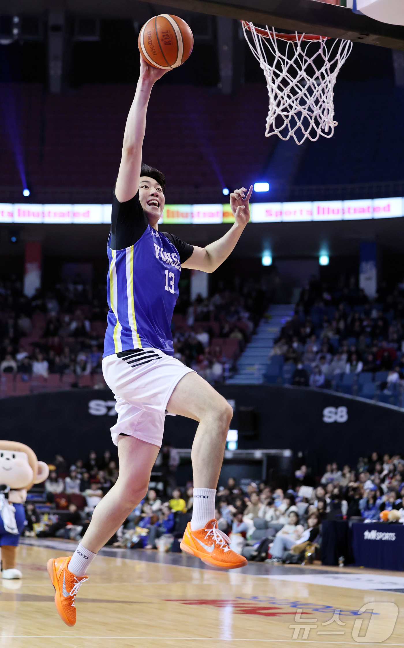 (서울=뉴스1) 김진환 기자 = 17일 오후 서울 송파구 잠실실내체육관에서 열린 2025-2026 LG전자 프로농구 올스타전 전야제 덩크 콘테스트에서 고양 소노 강지훈이 호쾌한 덩 …