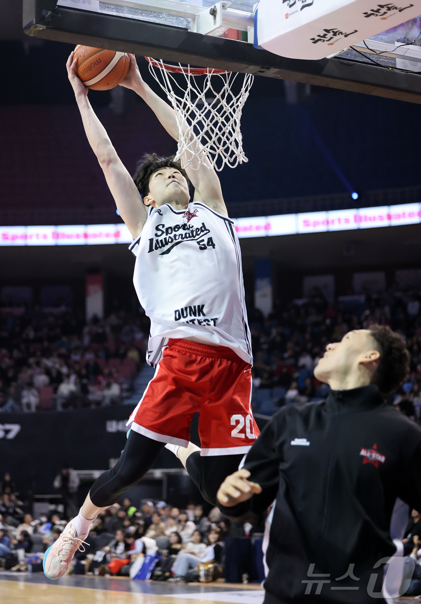 (서울=뉴스1) 김진환 기자 = 17일 오후 서울 송파구 잠실실내체육관에서 열린 2025-2026 LG전자 프로농구 올스타전 전야제 덩크 콘테스트에서 서울 SK 김명진이 호쾌한 덩 …