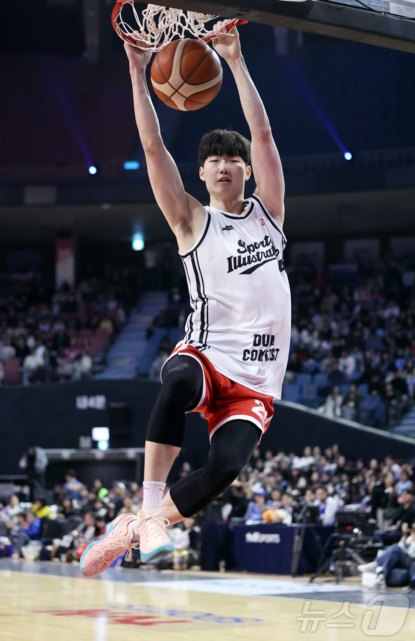 (서울=뉴스1) 김진환 기자 = 17일 오후 서울 송파구 잠실실내체육관에서 열린 2025-2026 LG전자 프로농구 올스타전 전야제 덩크 콘테스트에서 서울 SK 김명진이 호쾌한 덩 …