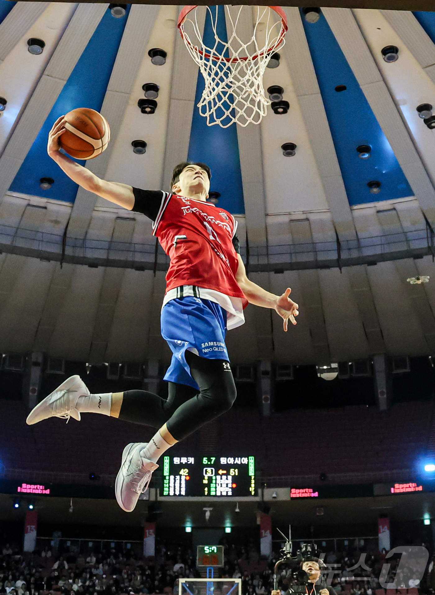 (서울=뉴스1) 김진환 기자 = 17일 오후 서울 송파구 잠실실내체육관에서 열린 2025-2026 LG전자 프로농구 올스타전 전야제 덩크 콘테스트에서 서울 삼성 조준희가 호쾌한 덩 …