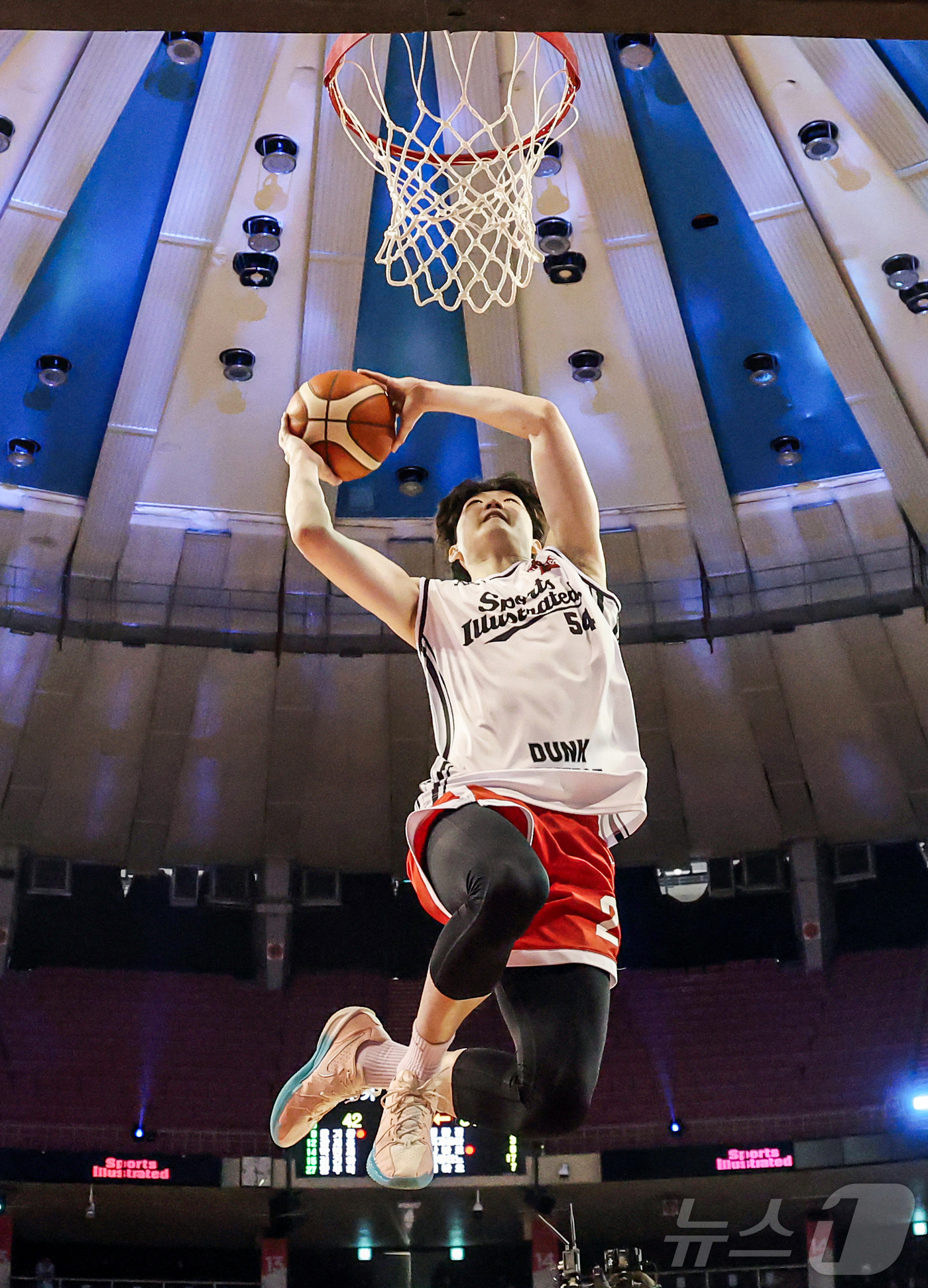 (서울=뉴스1) 김진환 기자 = 17일 오후 서울 송파구 잠실실내체육관에서 열린 2025-2026 LG전자 프로농구 올스타전 전야제 덩크 콘테스트에서 서울 SK 김명진이 호쾌한 덩 …