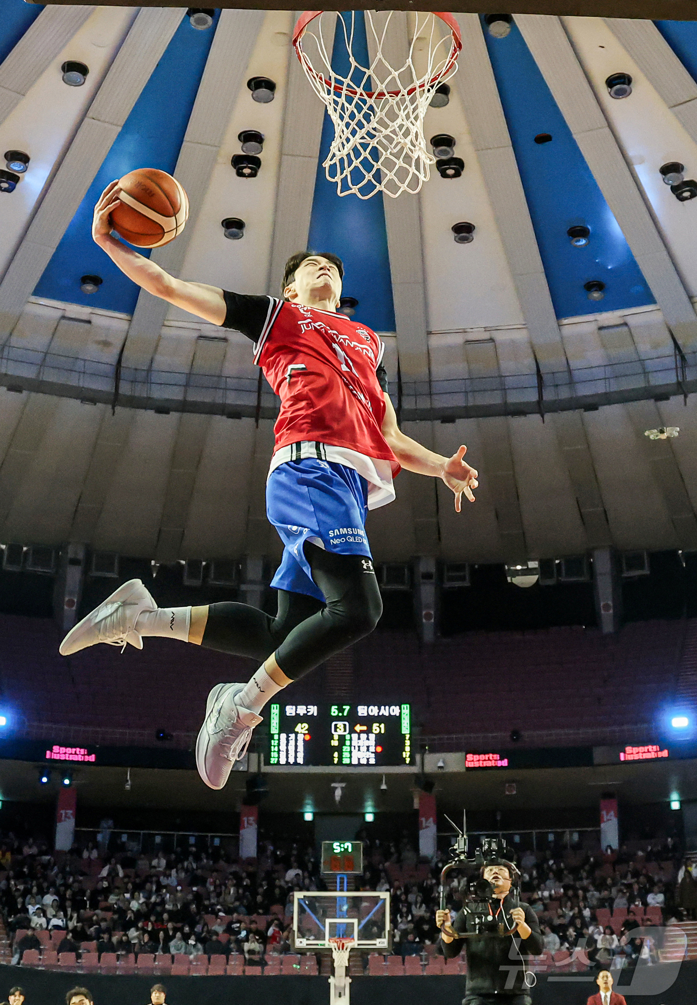 (서울=뉴스1) 김진환 기자 = 17일 오후 서울 송파구 잠실실내체육관에서 열린 2025-2026 LG전자 프로농구 올스타전 전야제 덩크 콘테스트에서 서울 삼성 조준희가 호쾌한 덩 …