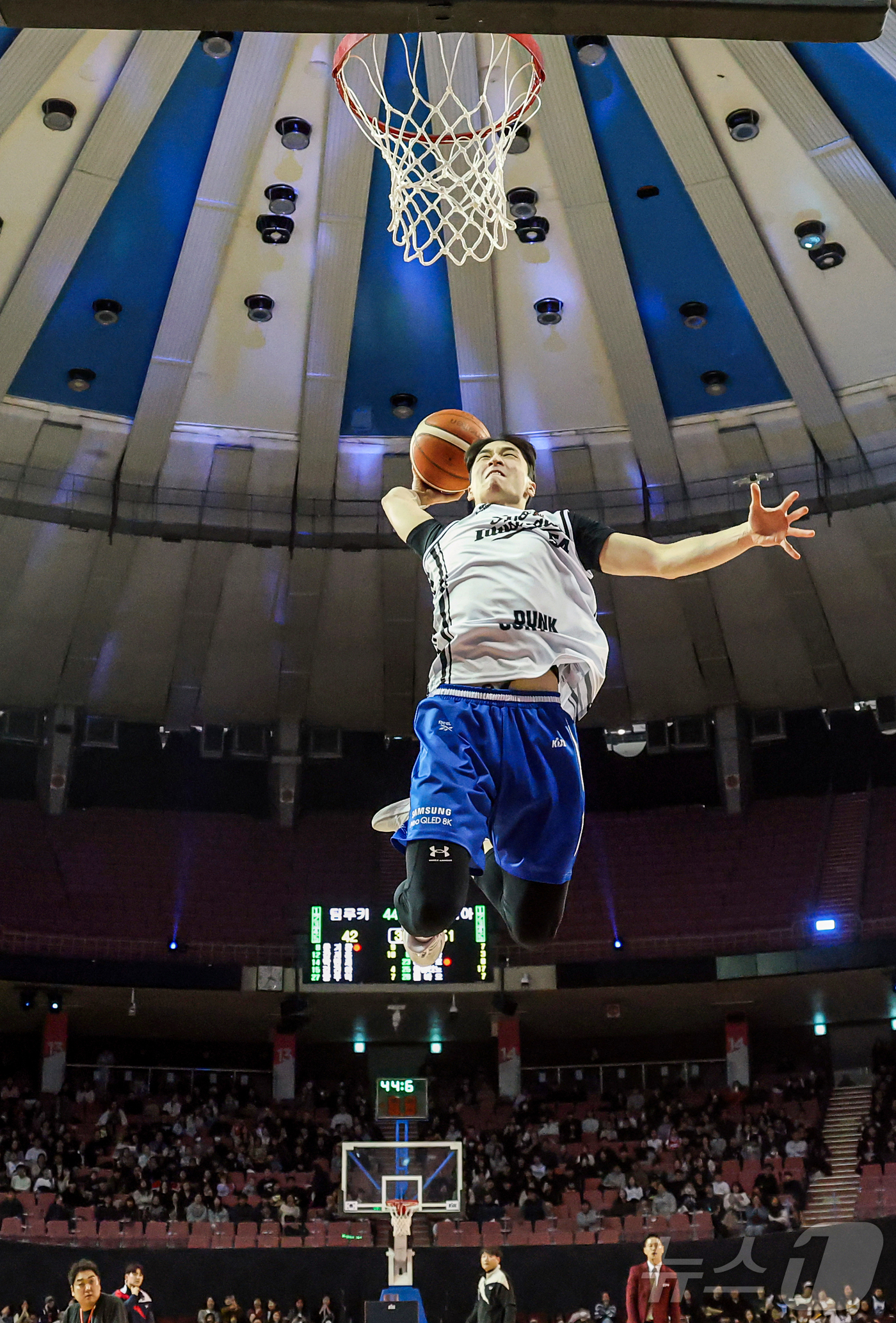 (서울=뉴스1) 김진환 기자 = 17일 오후 서울 송파구 잠실실내체육관에서 열린 2025-2026 LG전자 프로농구 올스타전 전야제 덩크 콘테스트에서 서울 삼성 조준희가 호쾌한 덩 …