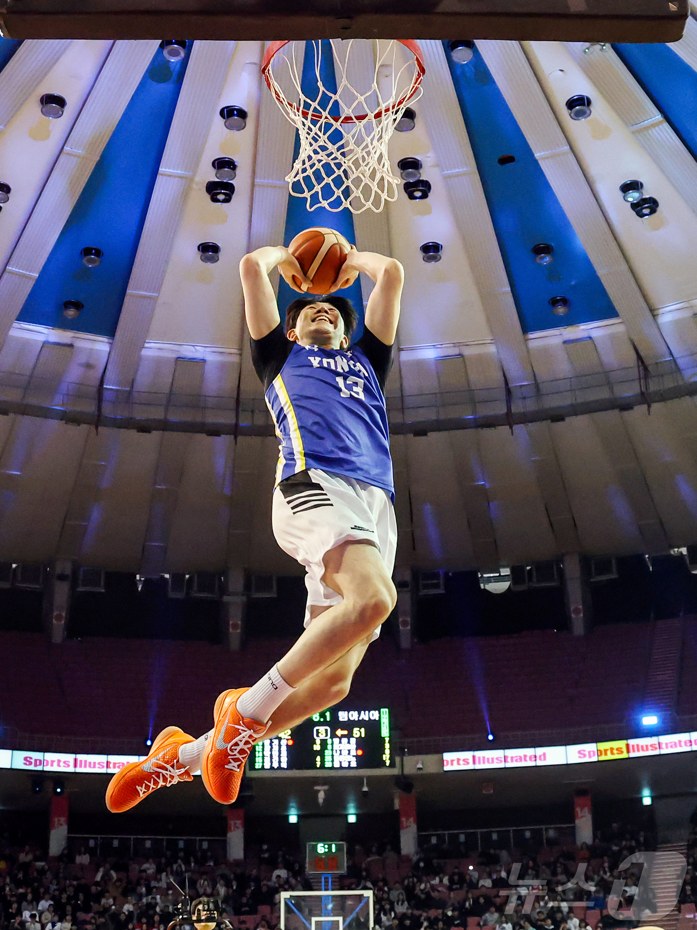 (서울=뉴스1) 김진환 기자 = 17일 오후 서울 송파구 잠실실내체육관에서 열린 2025-2026 LG전자 프로농구 올스타전 전야제 덩크 콘테스트에서 고양 소노 강지훈이 호쾌한 덩 …