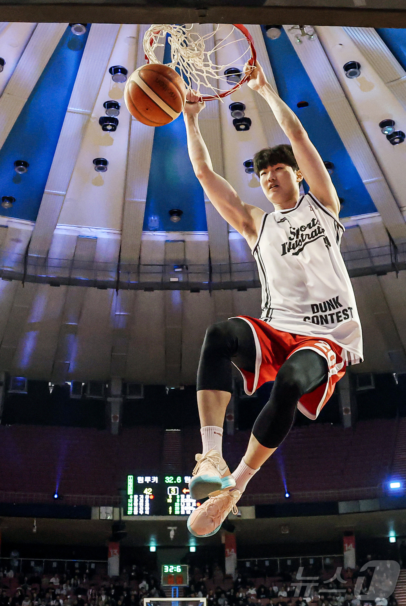 (서울=뉴스1) 김진환 기자 = 17일 오후 서울 송파구 잠실실내체육관에서 열린 2025-2026 LG전자 프로농구 올스타전 전야제 덩크 콘테스트에서 서울 SK 김명진이 호쾌한 덩 …