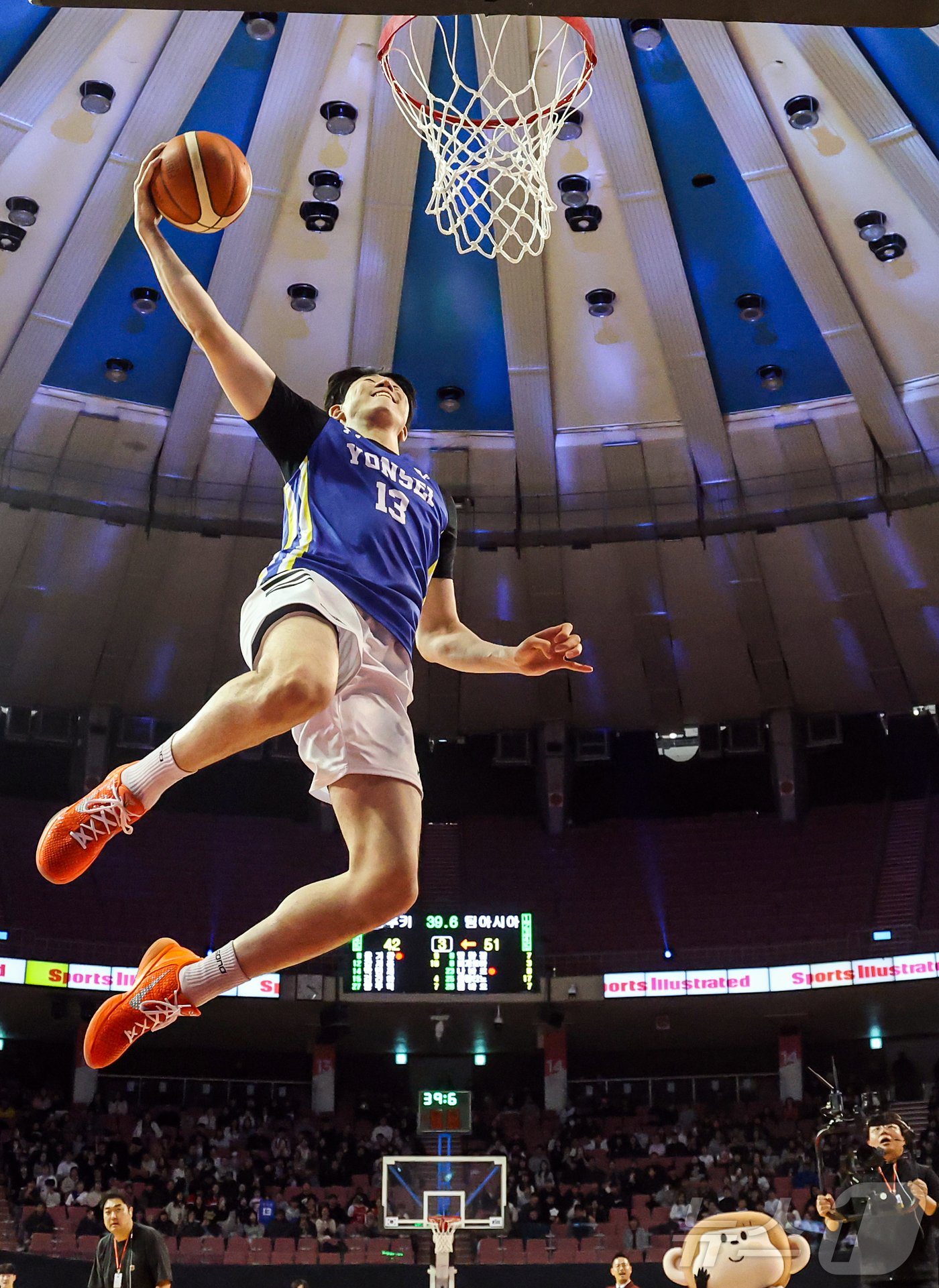 (서울=뉴스1) 김진환 기자 = 17일 오후 서울 송파구 잠실실내체육관에서 열린 2025-2026 LG전자 프로농구 올스타전 전야제 덩크 콘테스트에서 고양 소노 강지훈이 호쾌한 덩 …