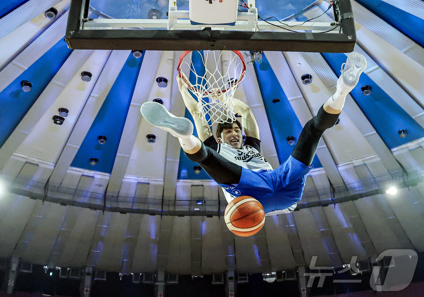 (서울=뉴스1) 김진환 기자 = 17일 오후 서울 송파구 잠실실내체육관에서 열린 2025-2026 LG전자 프로농구 올스타전 전야제 덩크 콘테스트에서 서울 삼성 조준희가 호쾌한 덩 …