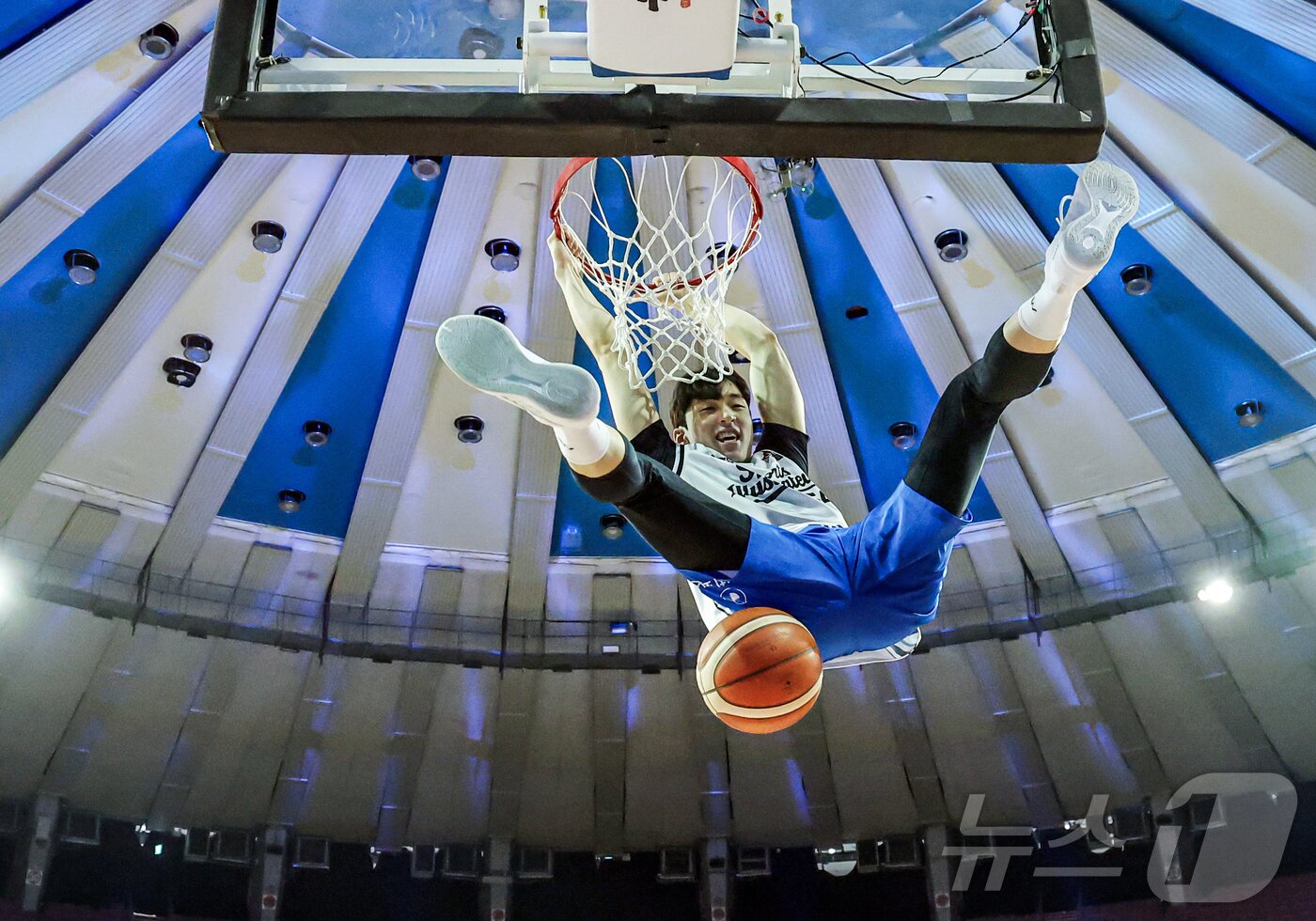 본문 이미지 - 17일 오후 서울 송파구 잠실실내체육관에서 열린 2025-2026 LG전자 프로농구 올스타전 전야제 덩크 콘테스트에서 서울 삼성 조준희가 호쾌한 덩크슛을 하고 있다. 2026.1.17/뉴스1 ⓒ News1 김진환 기자